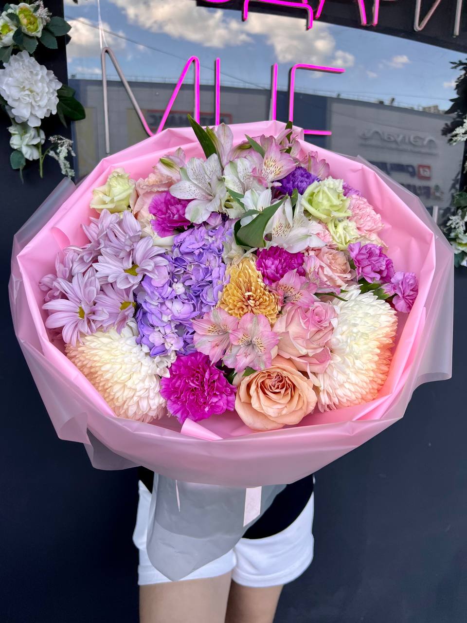 Авторский букет с розами, диантусами, хризантемой, альстромерией, эустомой №43