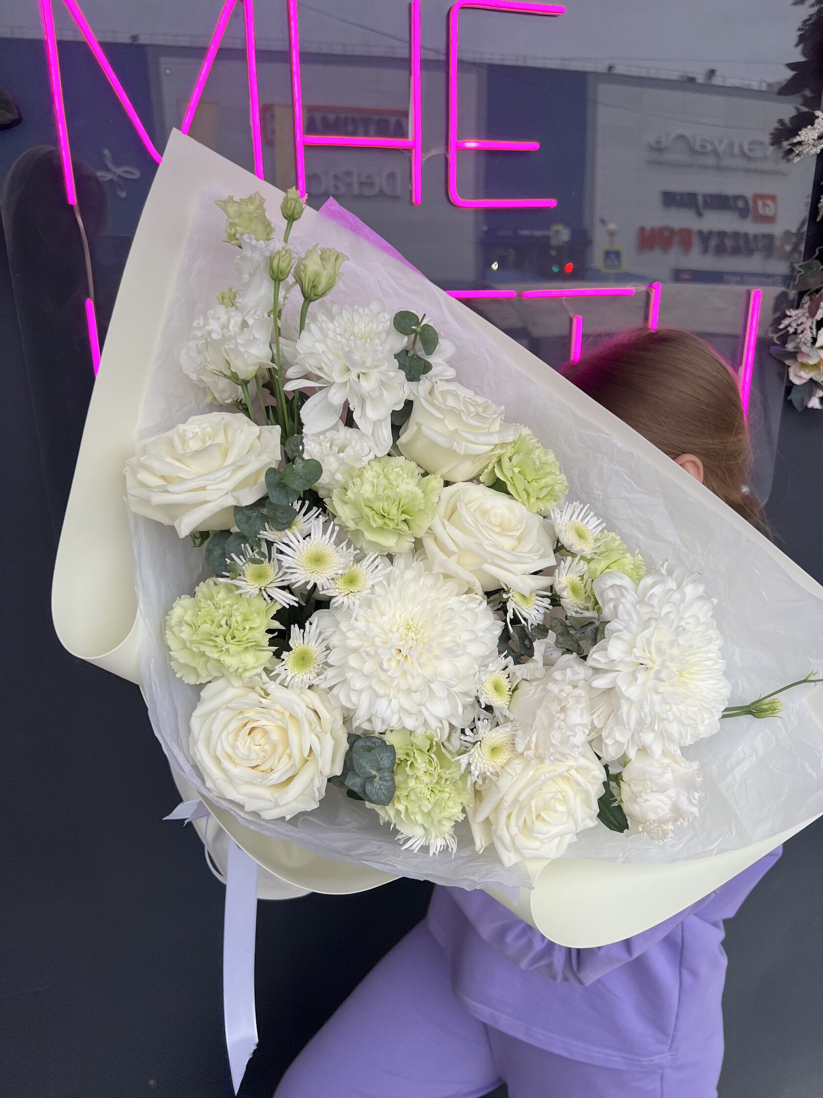 Авторский букет с розами, диантусами, хризантемой, эвкалиптом №31