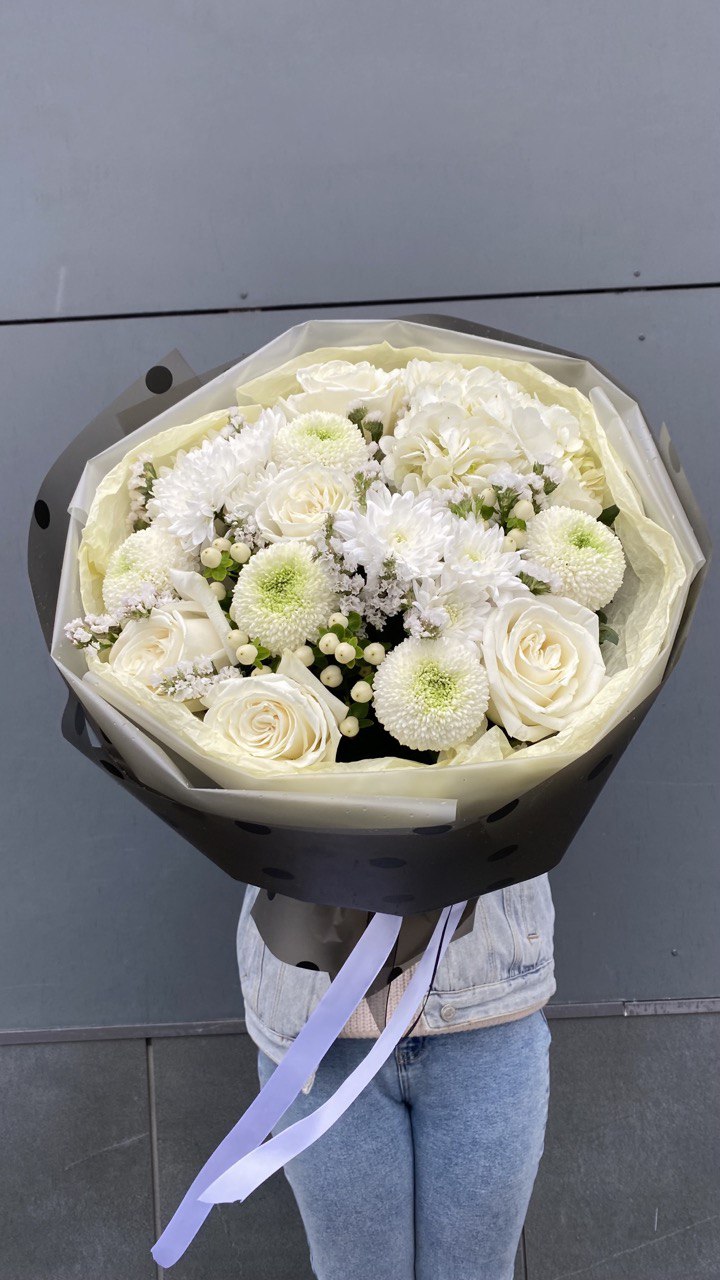 Авторский букет с розами, гортензией, несколькими видами хризантемы №25