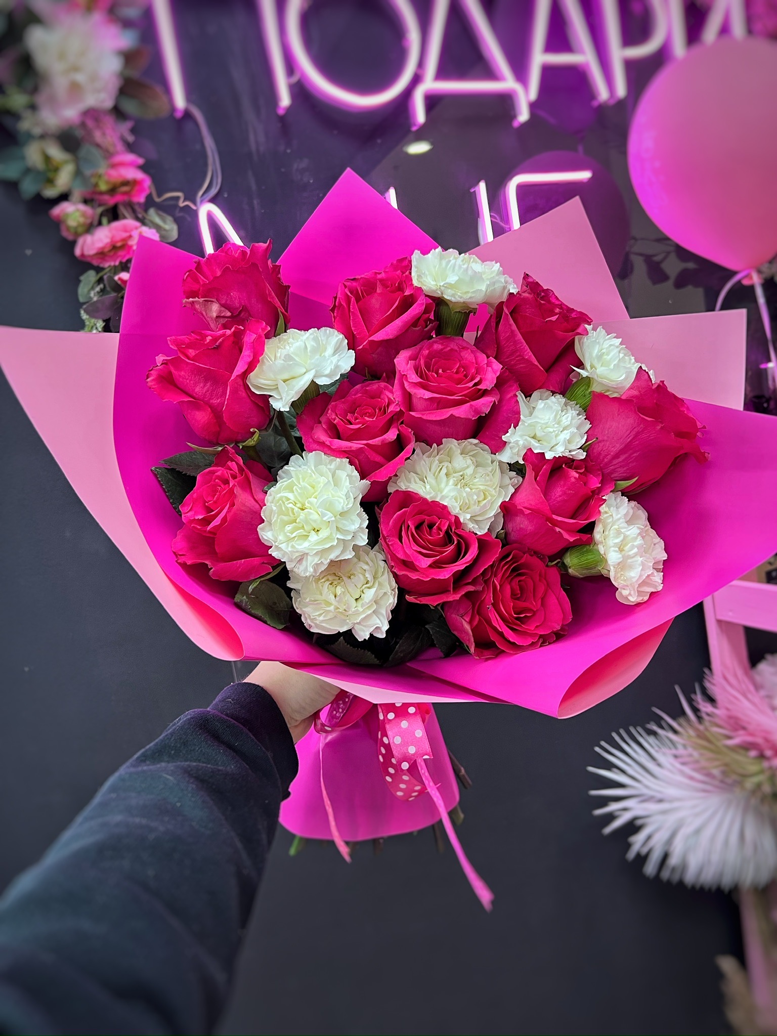 Авторский букет с розами и диантусами №123