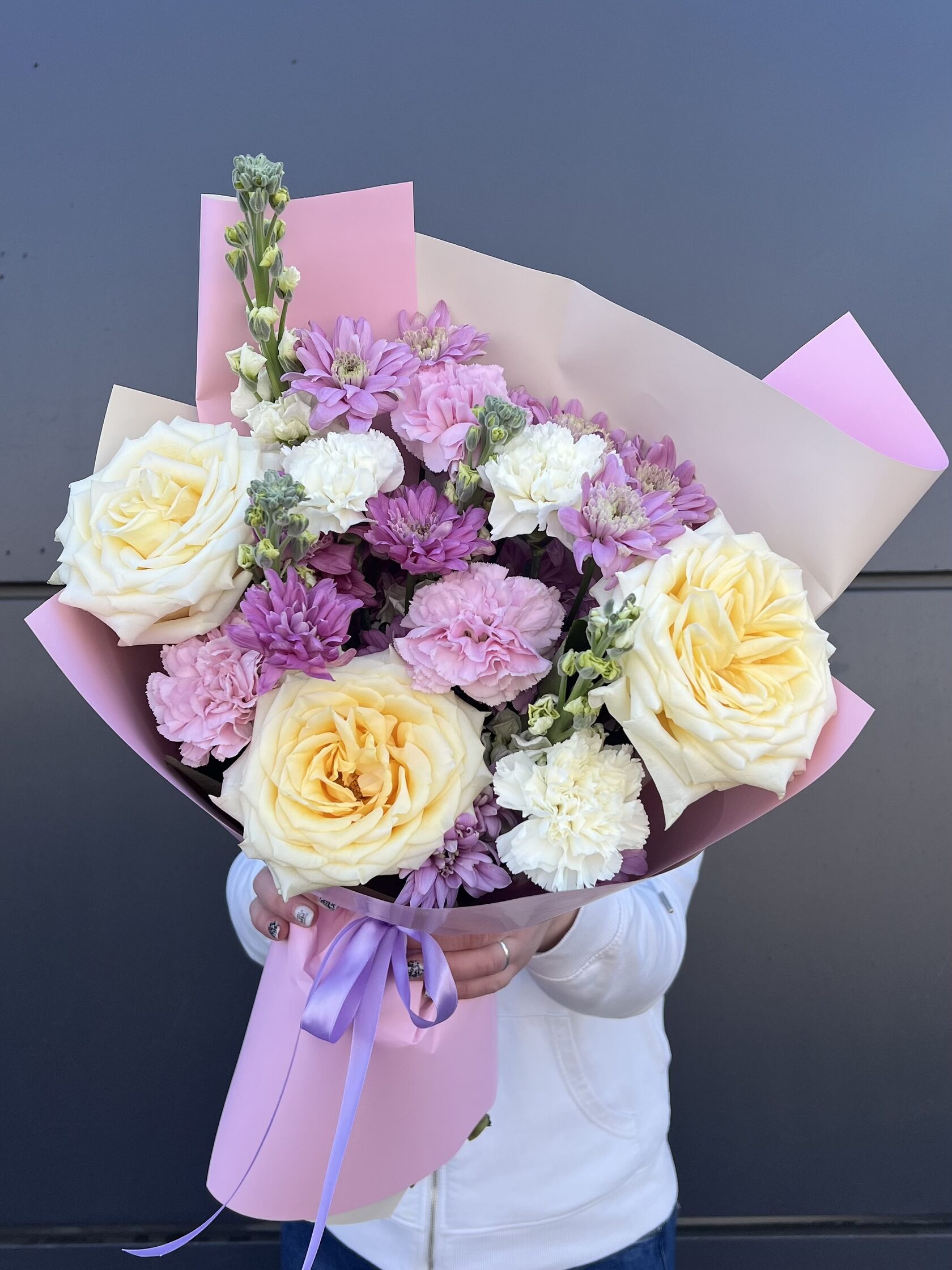 Авторский букет с розами и хризантемой №98