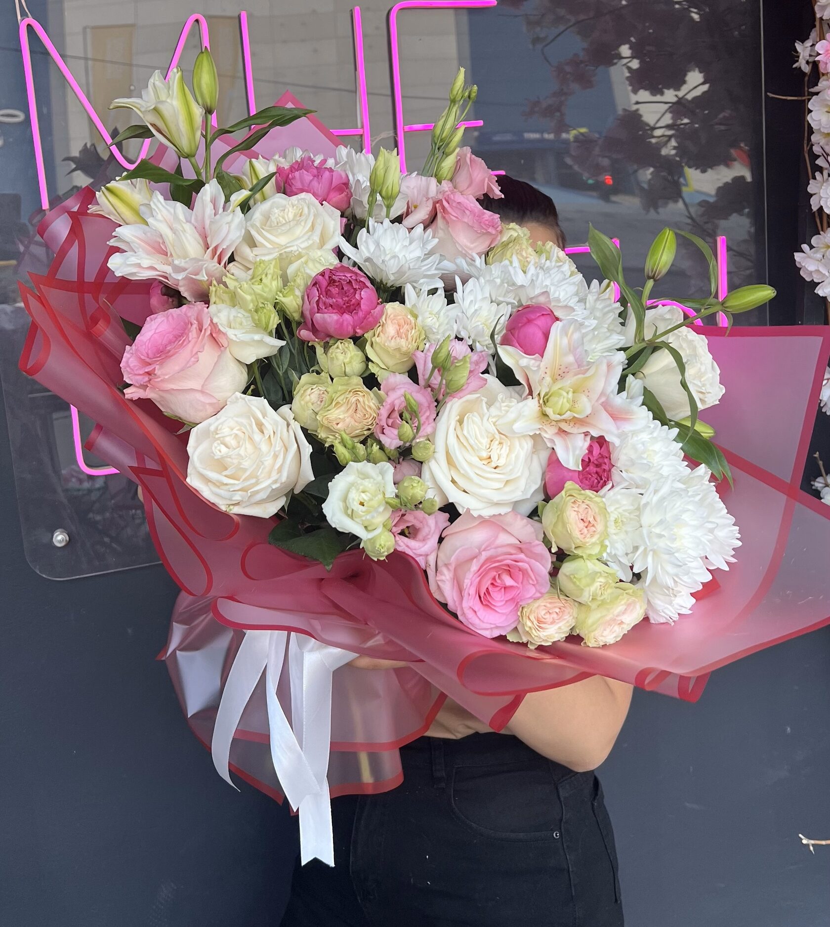 Авторский букет с розами, лилией, хризантемами, кустовыми розами, эустомой №22