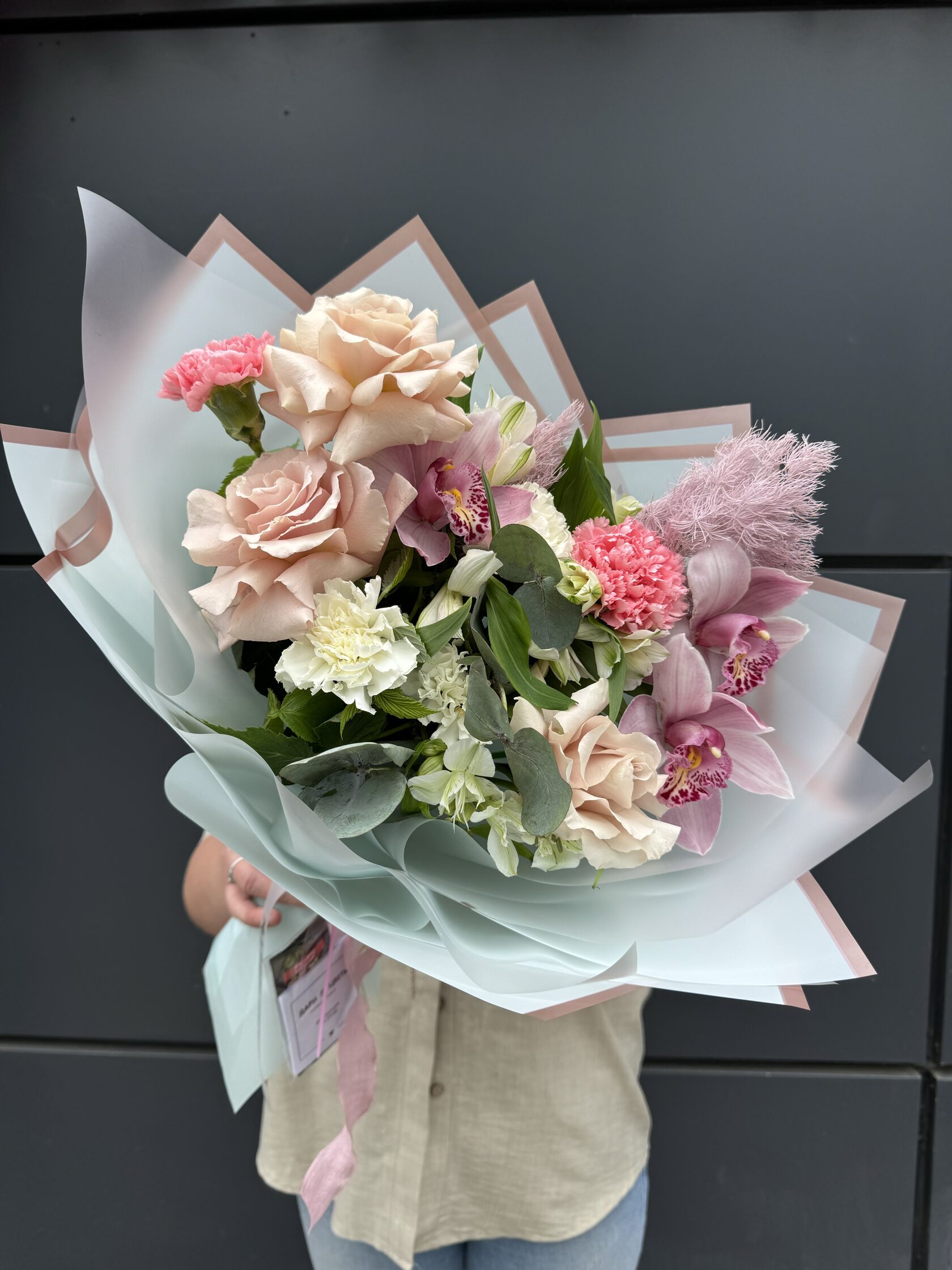 Авторский букет с розами, орхидеей, диантусами №141