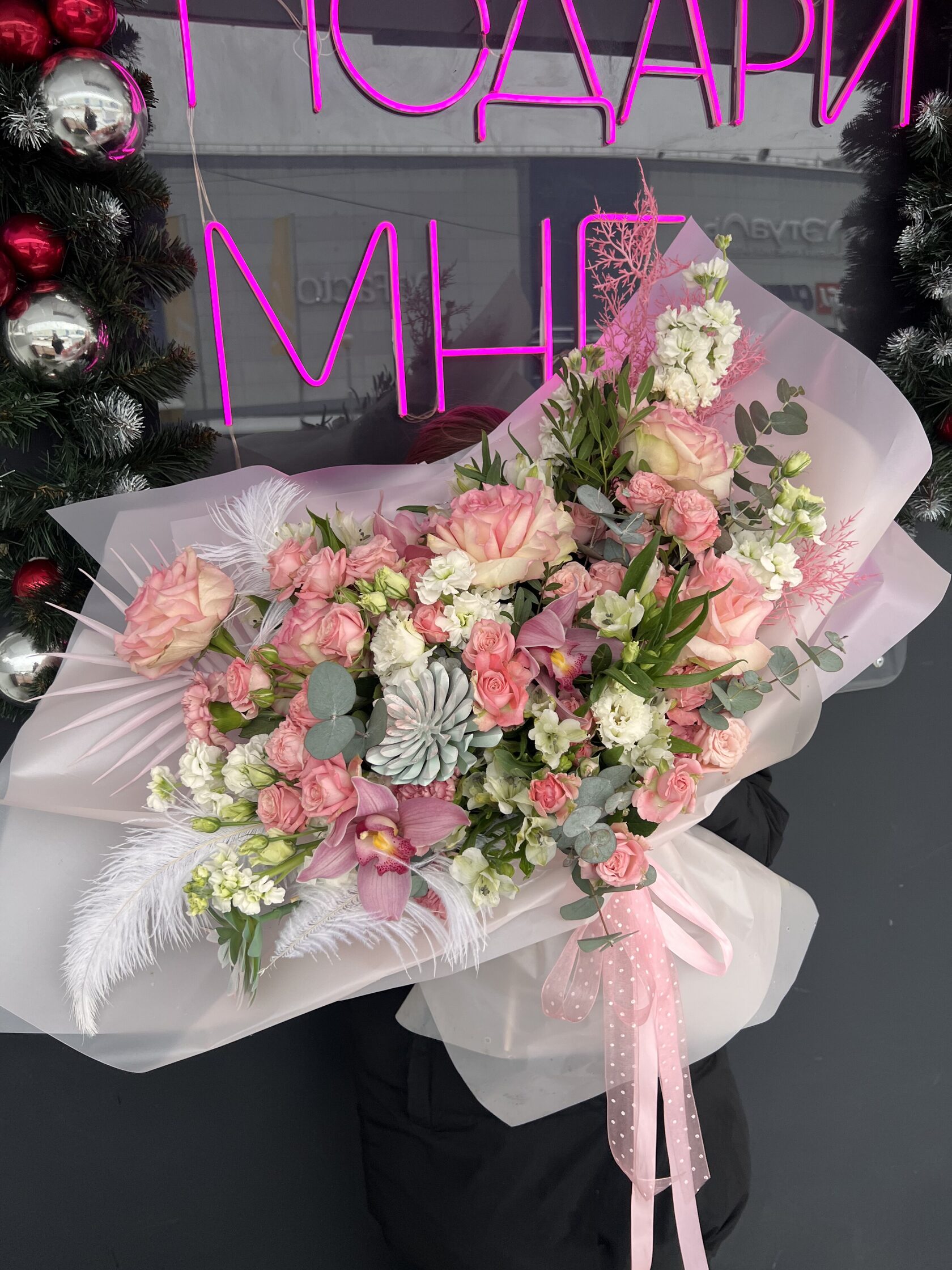 Авторский букет с розами, орхидеей, кустовыми розами, маттиолой, эвкалиптом и декором №82