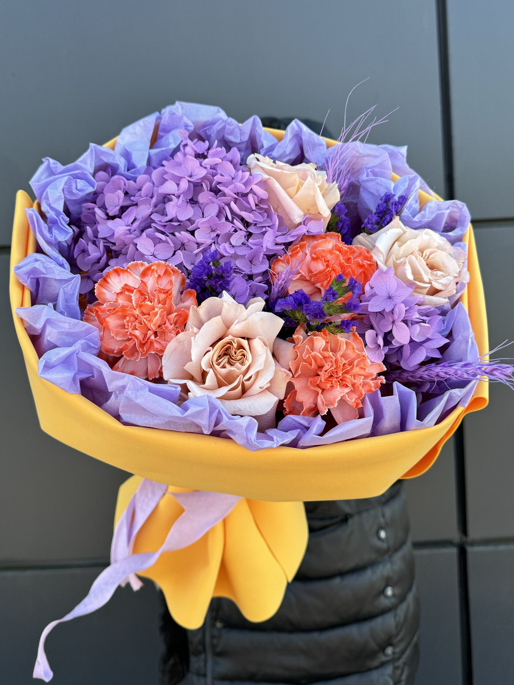 Авторский букет с розами, стабилизированной гортензией и яркими диантусами №108