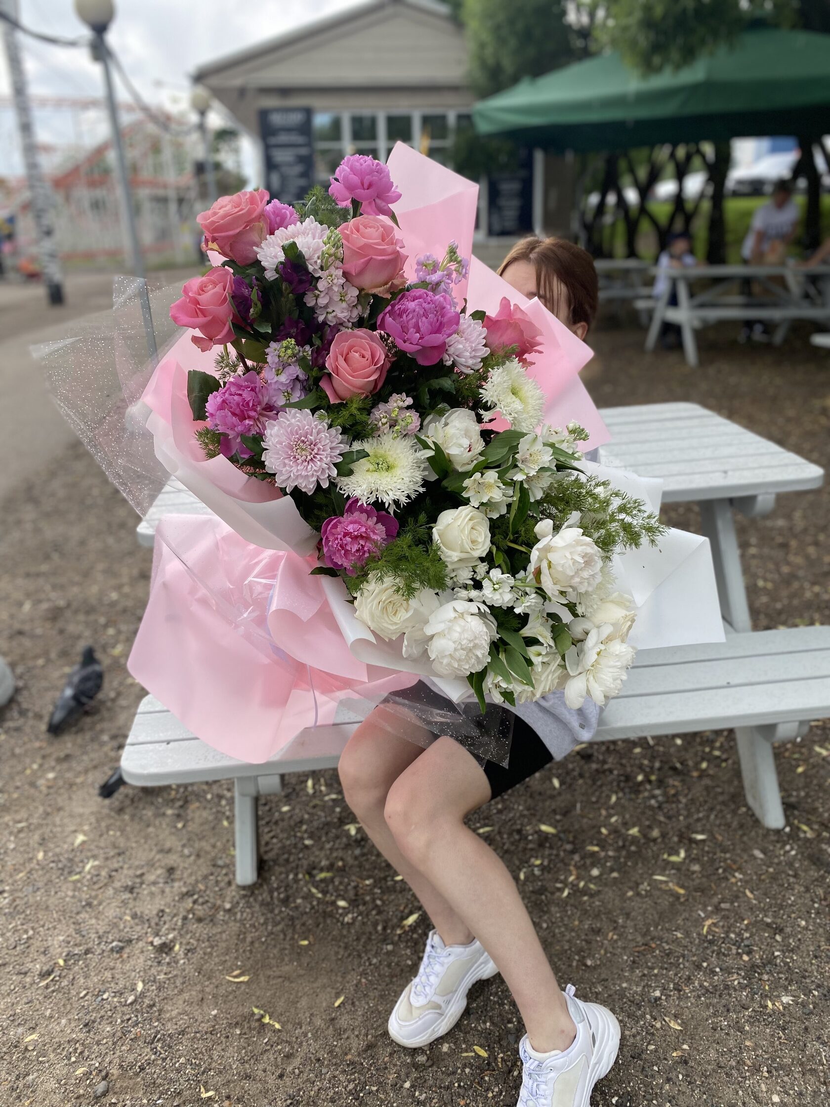 Авторский букет с розами, хризантемами, пионами, альстромерией и эвкалиптом №69