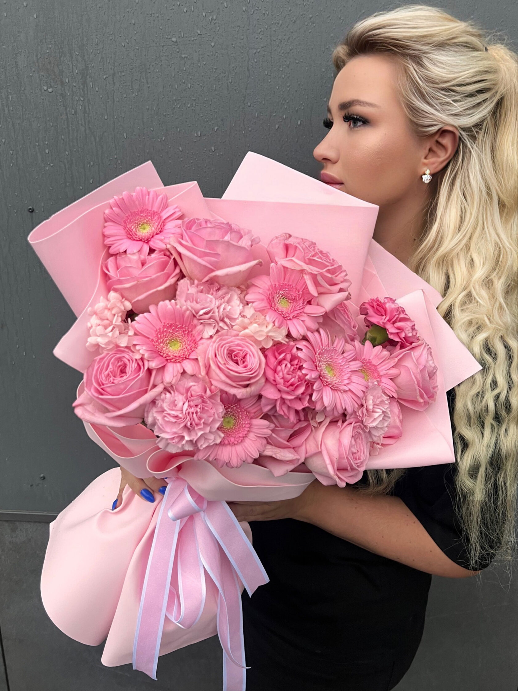 Авторский букет с розовыми розами, герберами, диантусами и гортензией №101