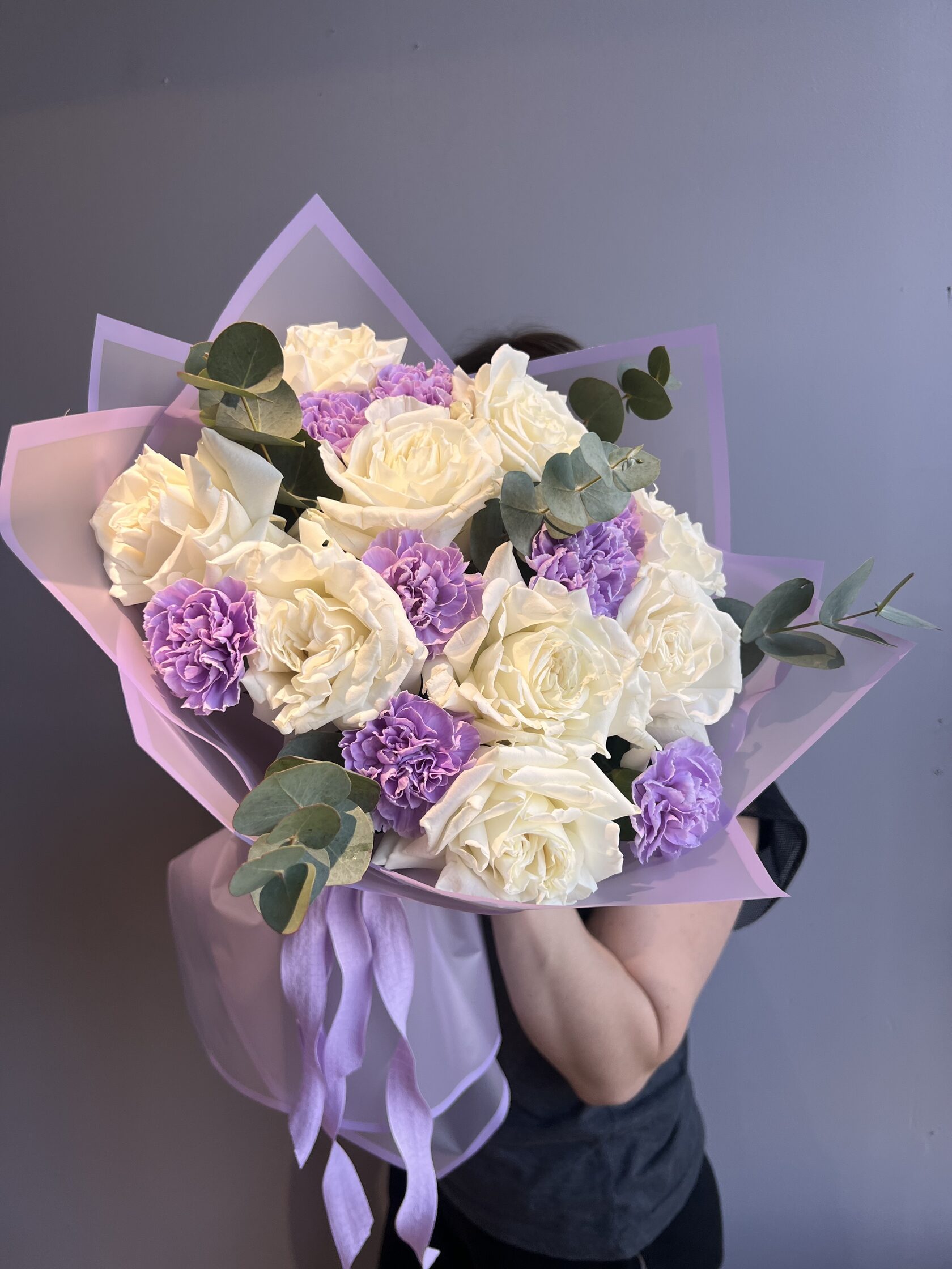 Авторский букет с шикарными пломбирными розами, сиреневыми диантусами и эвкалиптом №5