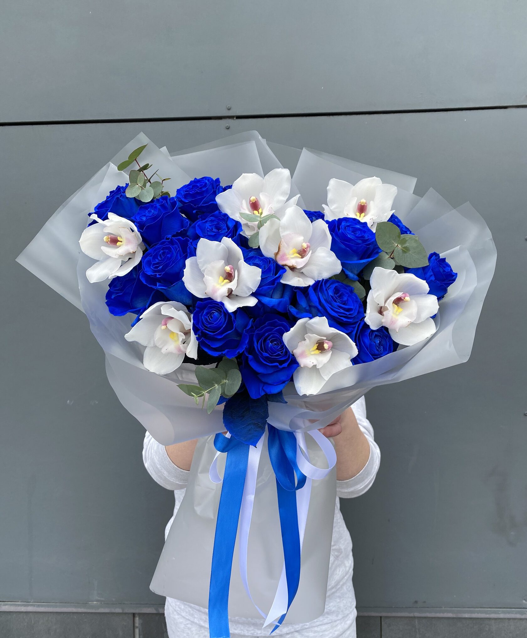 Авторский букет с синими розами и орхидеей №80