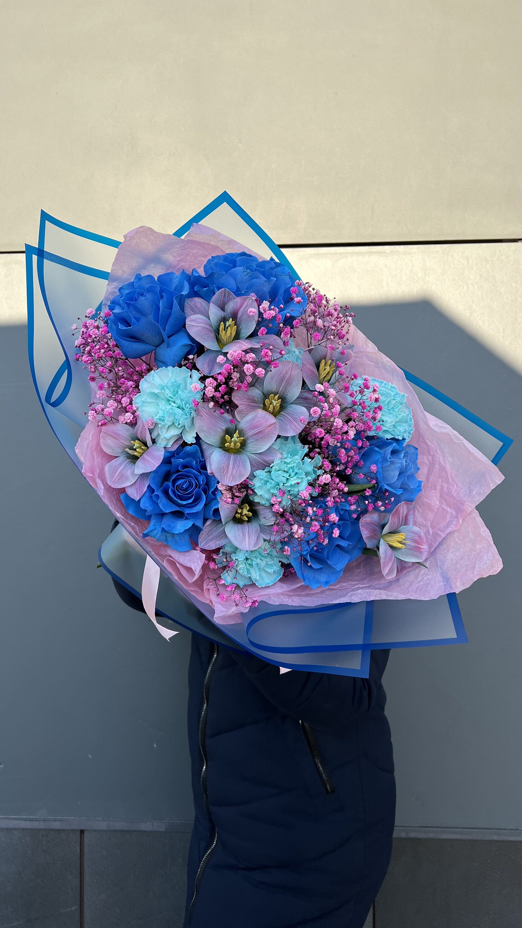 Авторский букет с синими розами, орхидеей, диантусами и гипсофилой №131