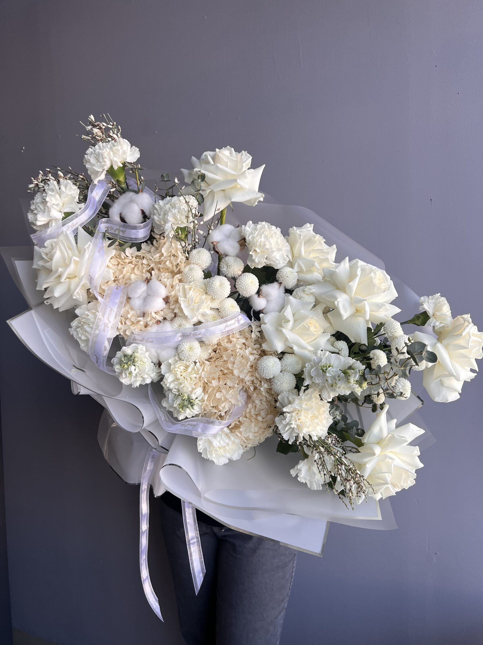 Авторский букет с стабилизированной гортензией, розами, диантусами и маттиолой №1