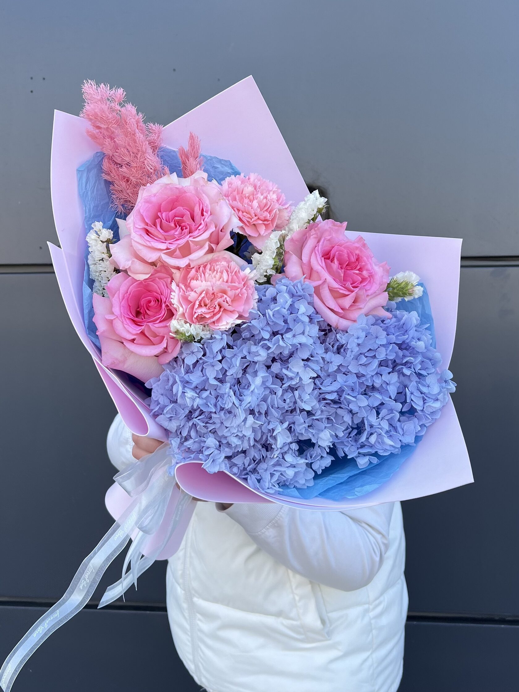 Авторский букет с стабилизированной гортензией, розами и диантусами №9