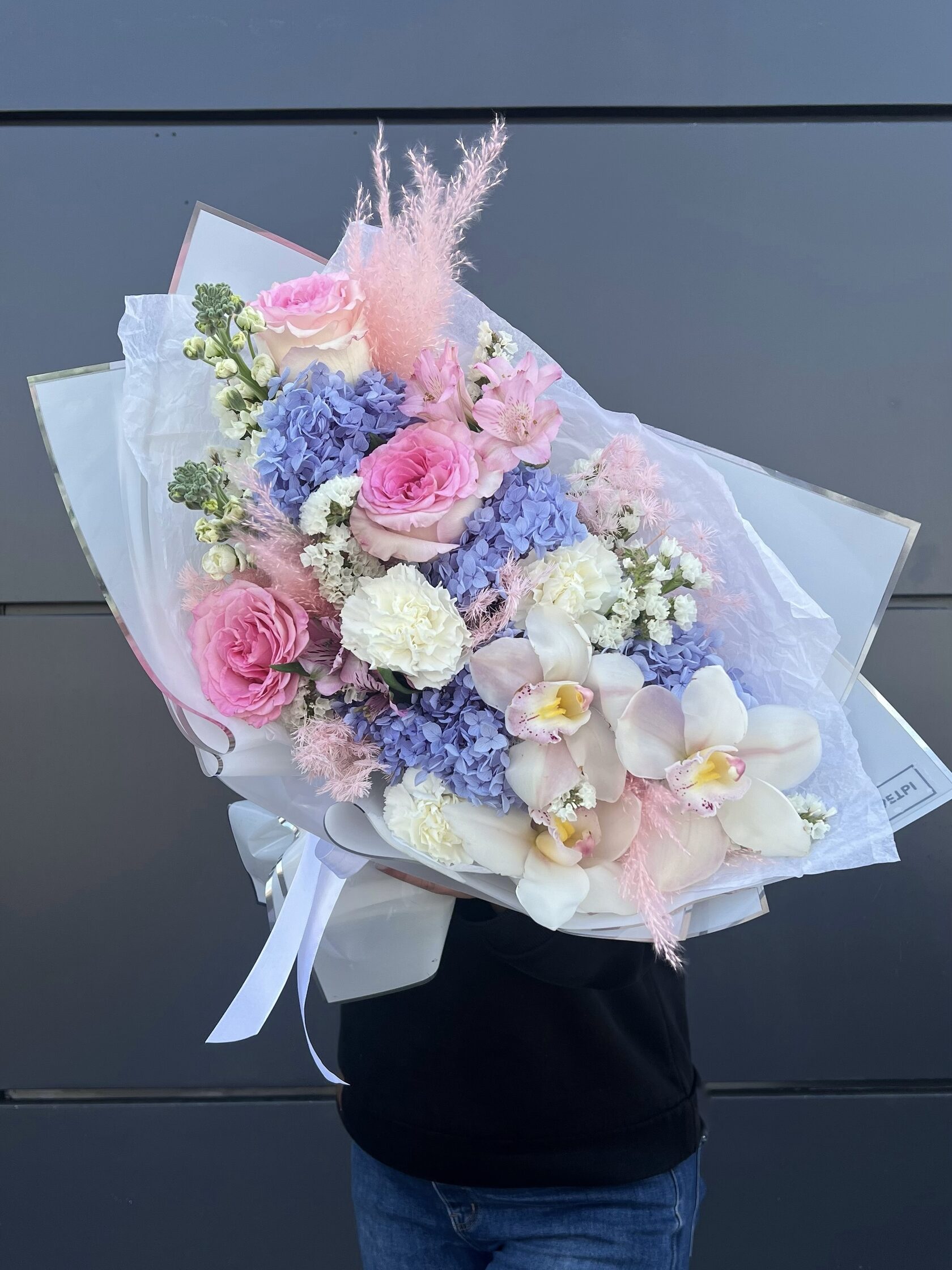 Авторский букет с стабилизированной гортензией, розами и орхидеями №105