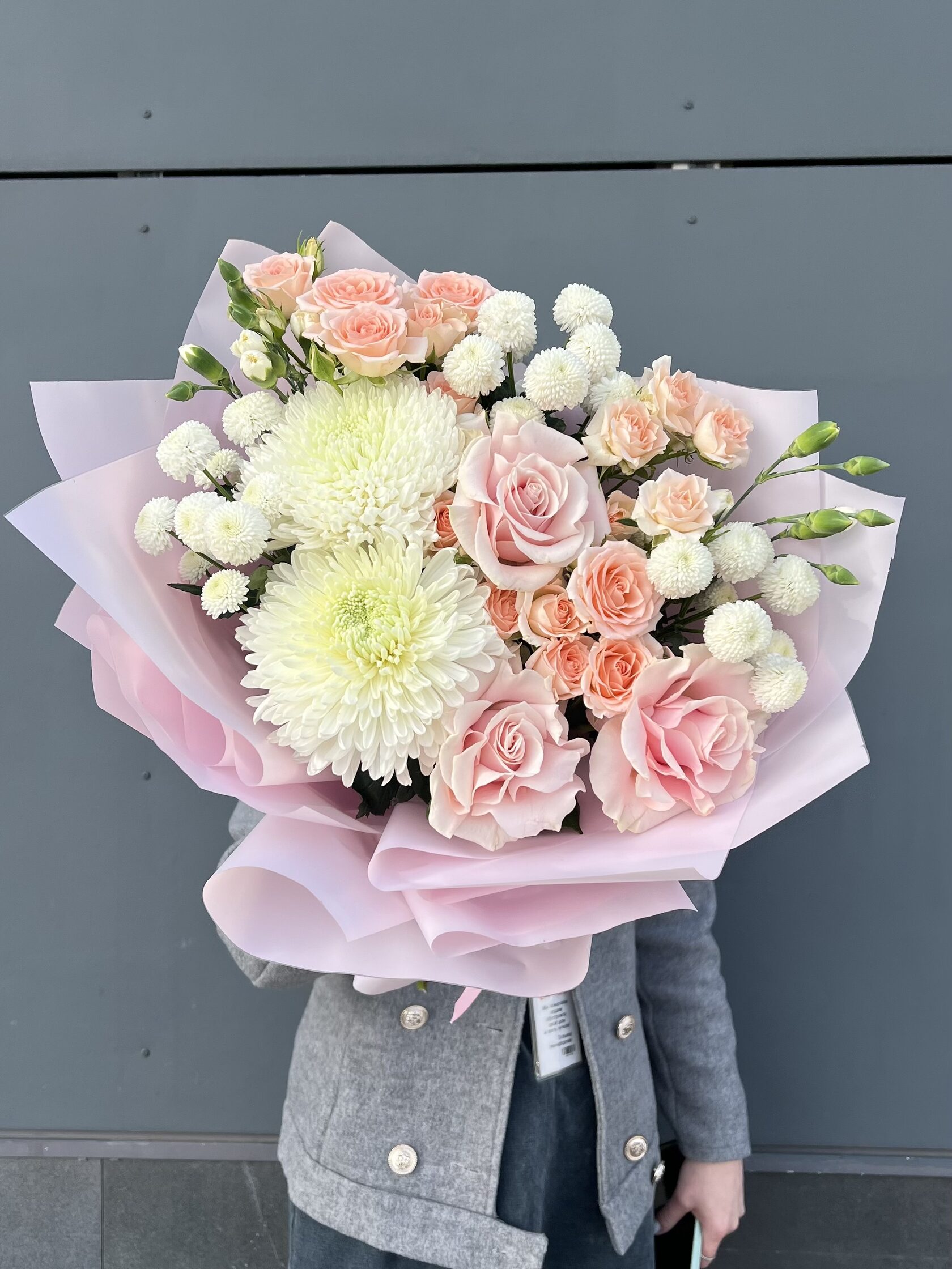 Авторский букет с хризантемами двумя сортами роз №93