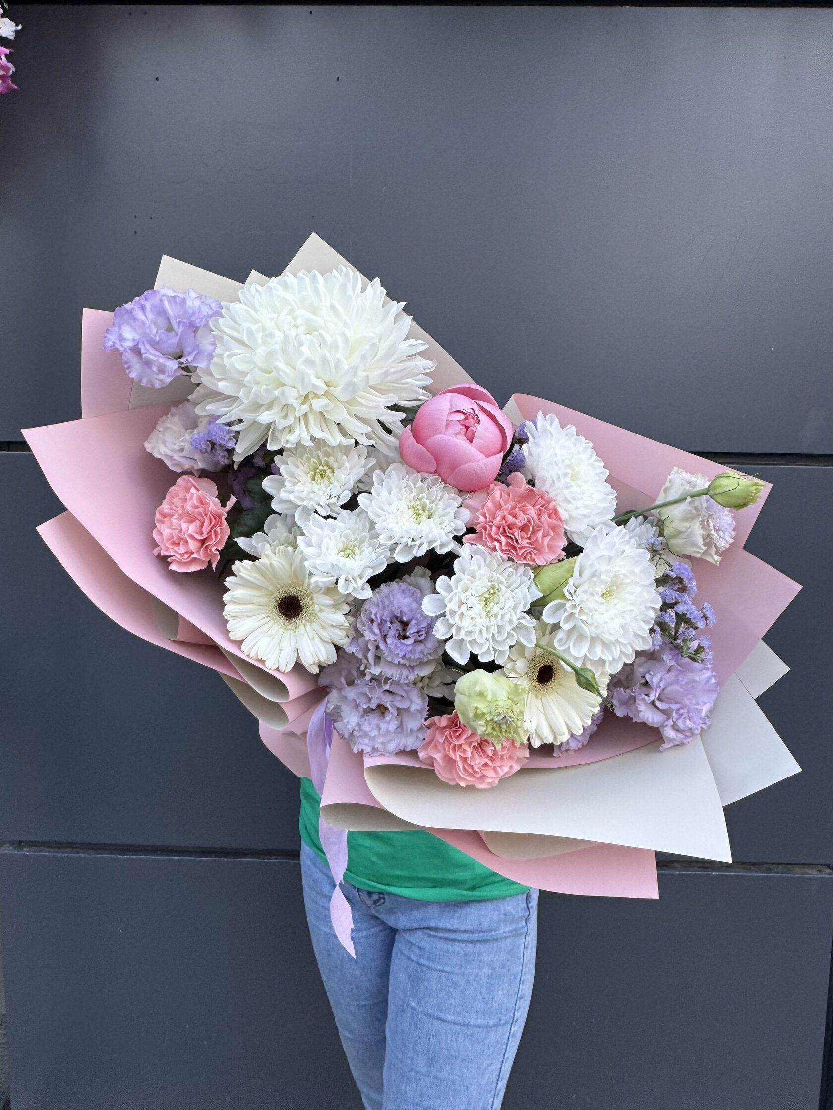 Авторский букет с хризантемами, герберами, диантусами и эустомой №146