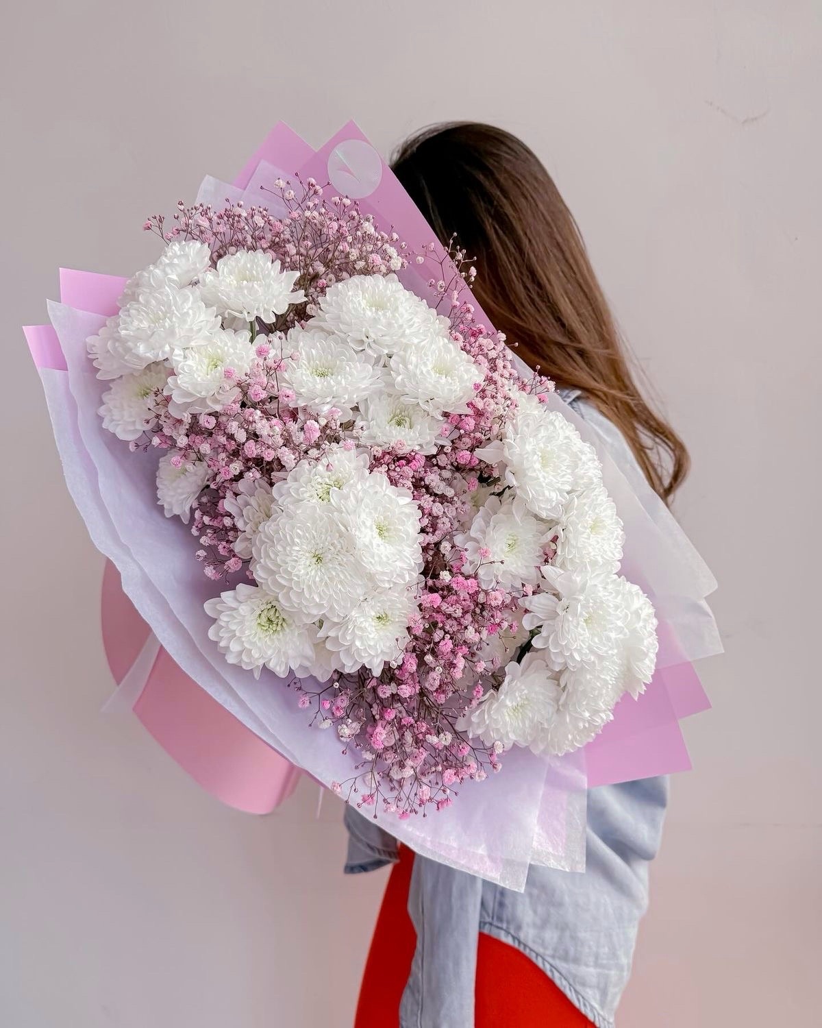 Авторский букет с хризантемами и гипсофилой №2