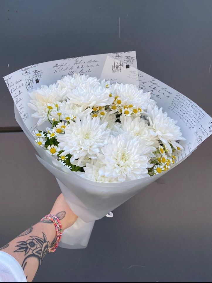 Авторский букет с хризантемами и ромашками №27