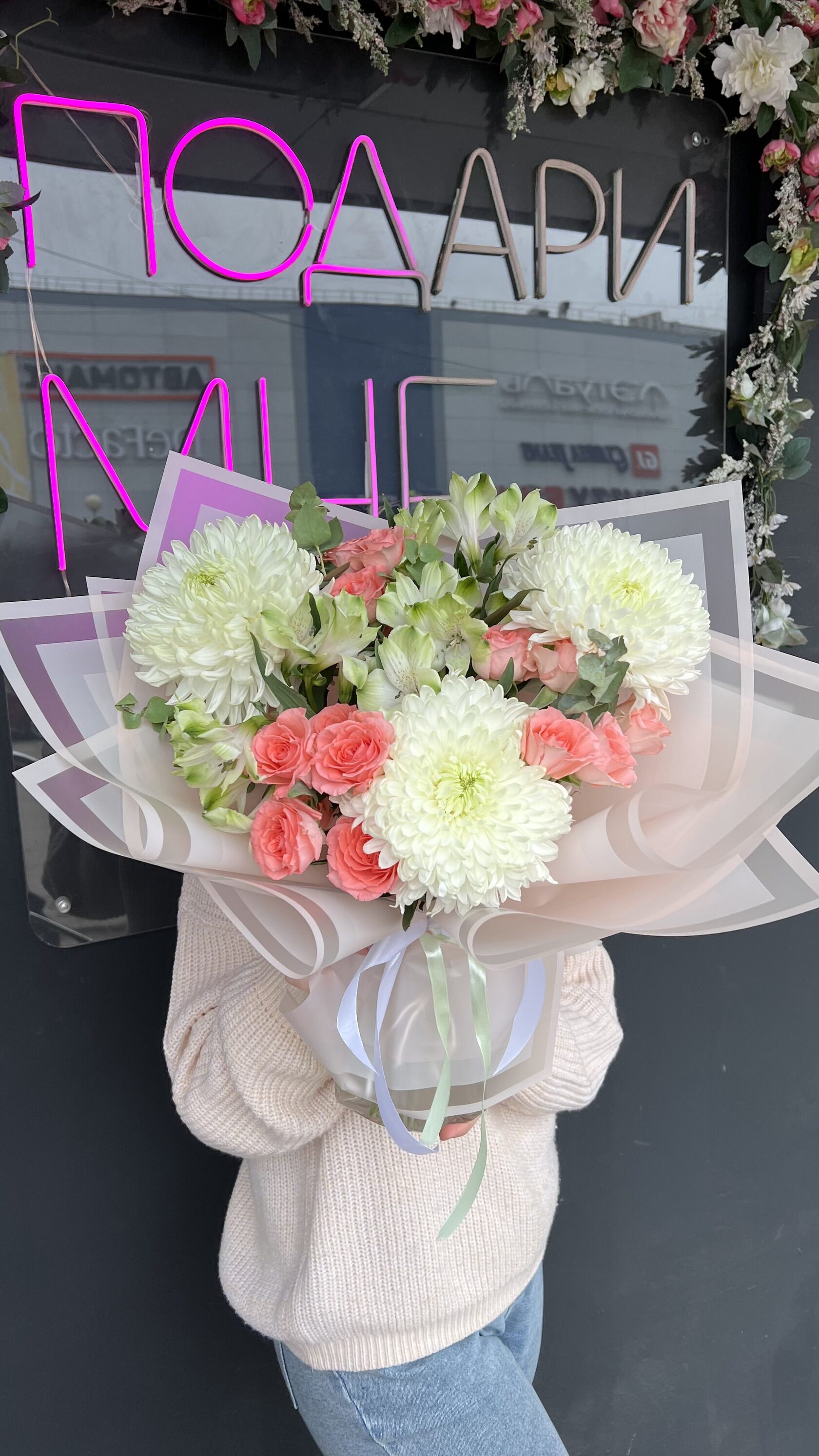 Авторский букет с хризантемами, кустовыми розами, альстромерией и эвкалиптом №145