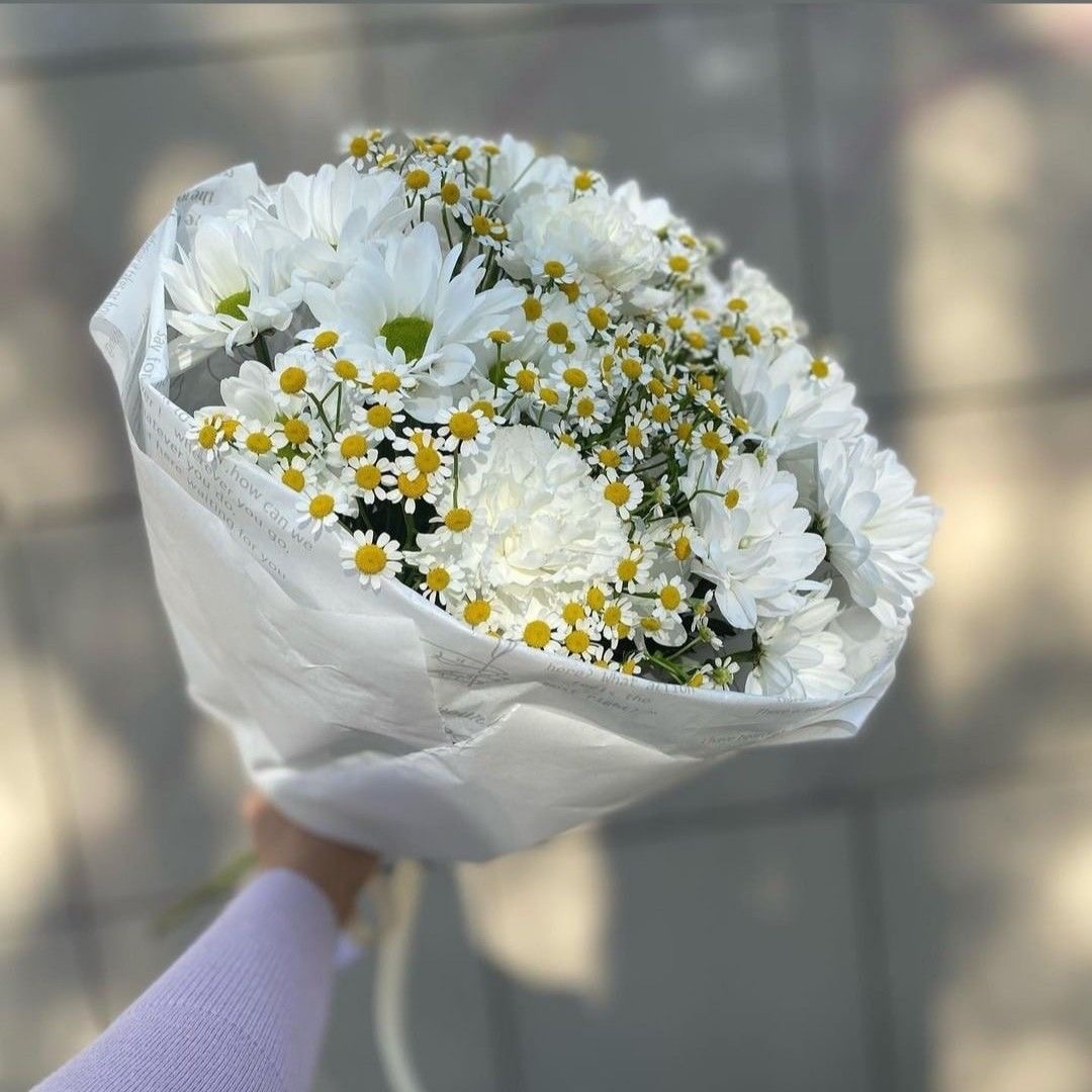 Авторский букет с хризантемами, ромашкой и диантусами №20