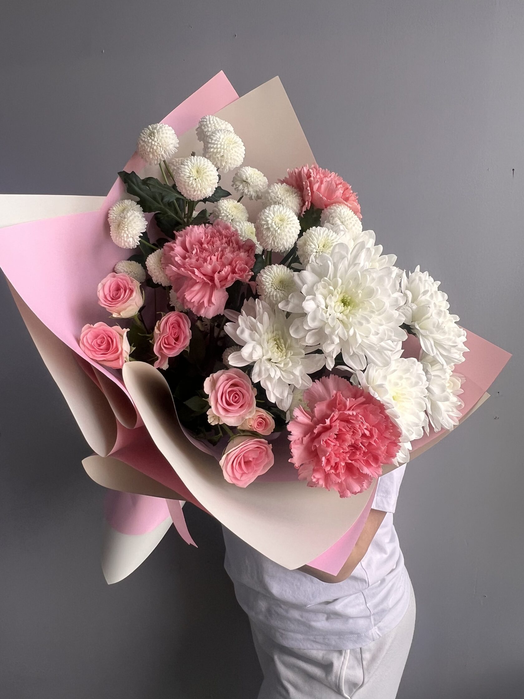 Авторский букет с хризантемами, розовыми диантусами и кустовыми розами №97