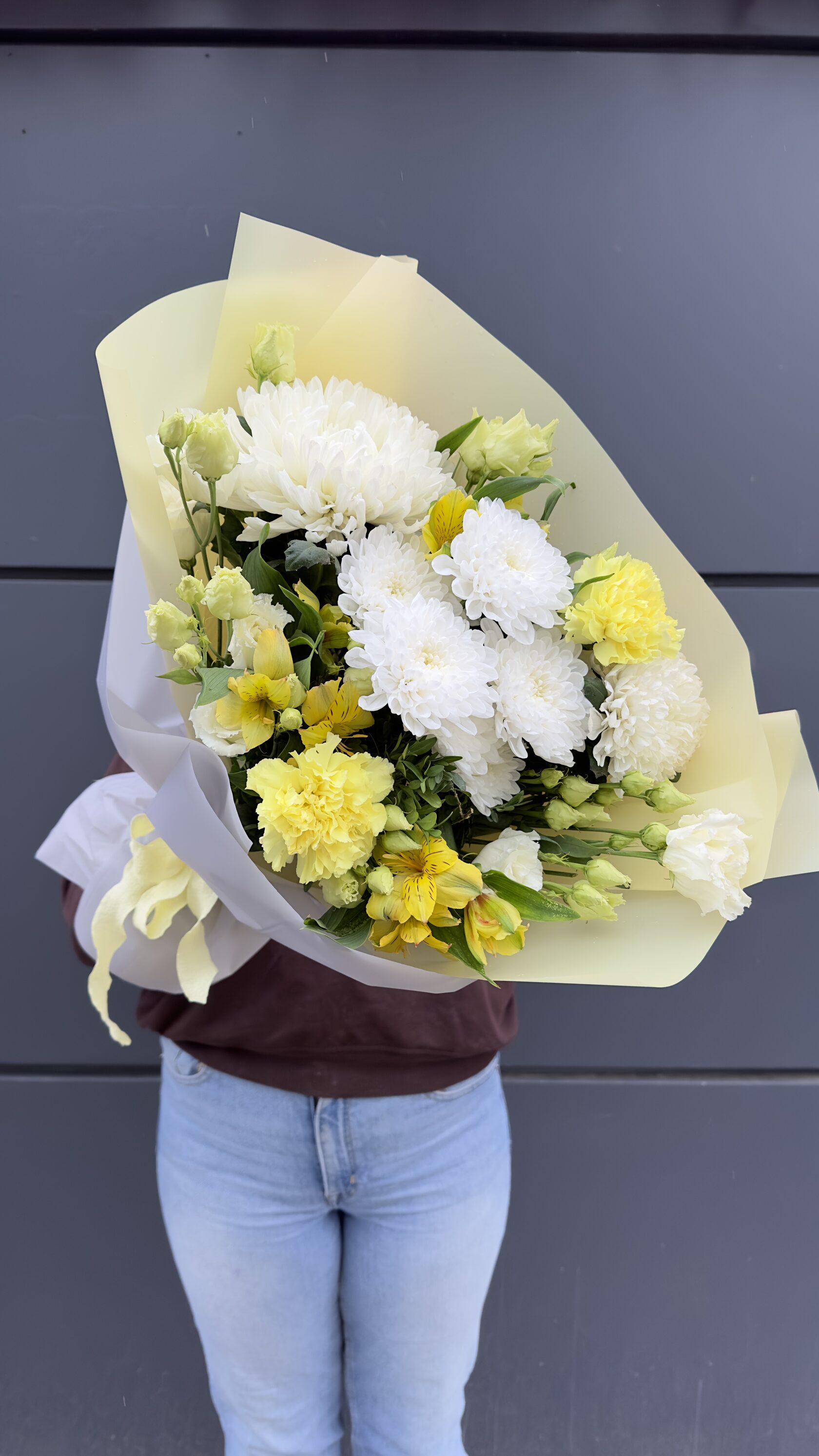 Авторский букет с хризантемой, диантусами и эустомой №154