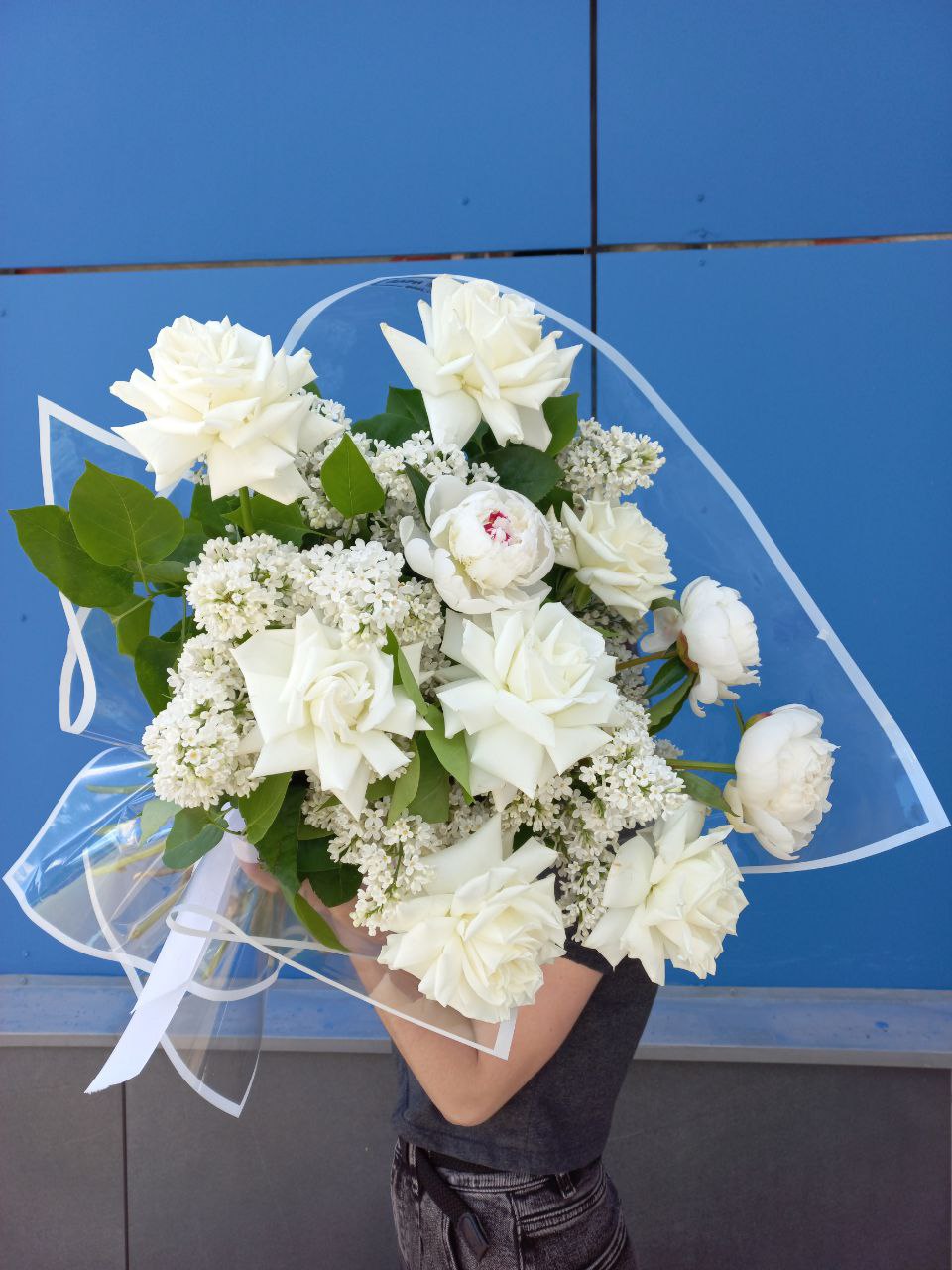 Авторский букет в бело-зеленой гамме с французскими розами и понами №71