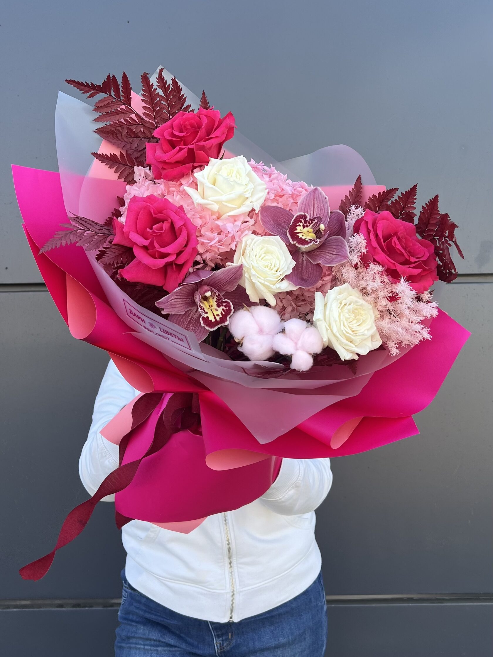 Авторский букет в цвете фуксия с сочными розами, стабилизированной гортензией, хлопком и орхидеей №112
