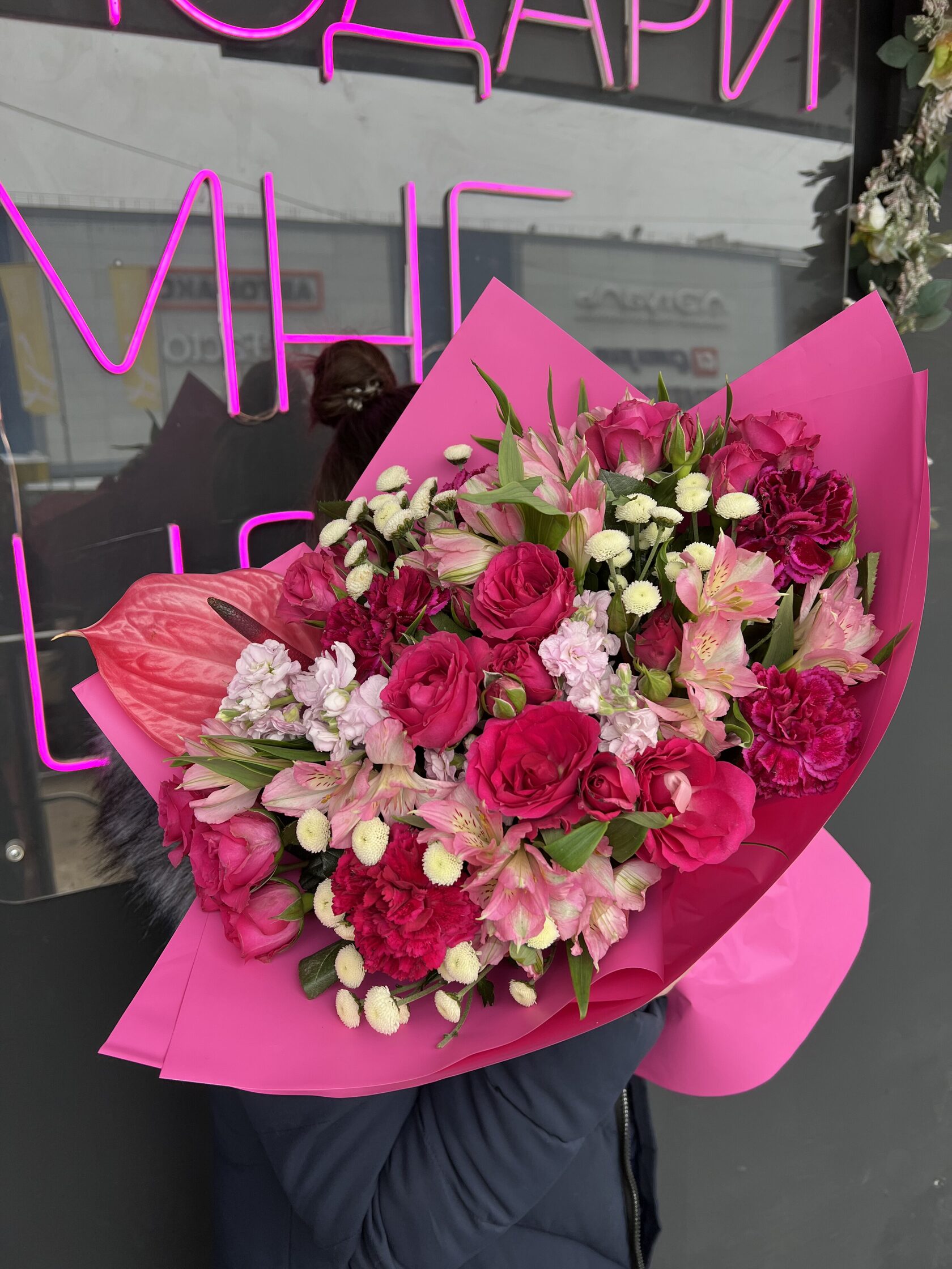 Авторский букет в красных цветах: альстромерия, диантусы, розы, хризантема №91