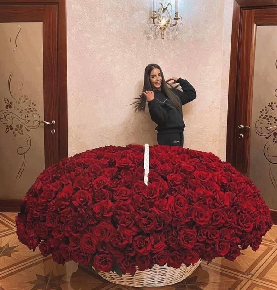 Большая корзинка с 301 красной розой №19