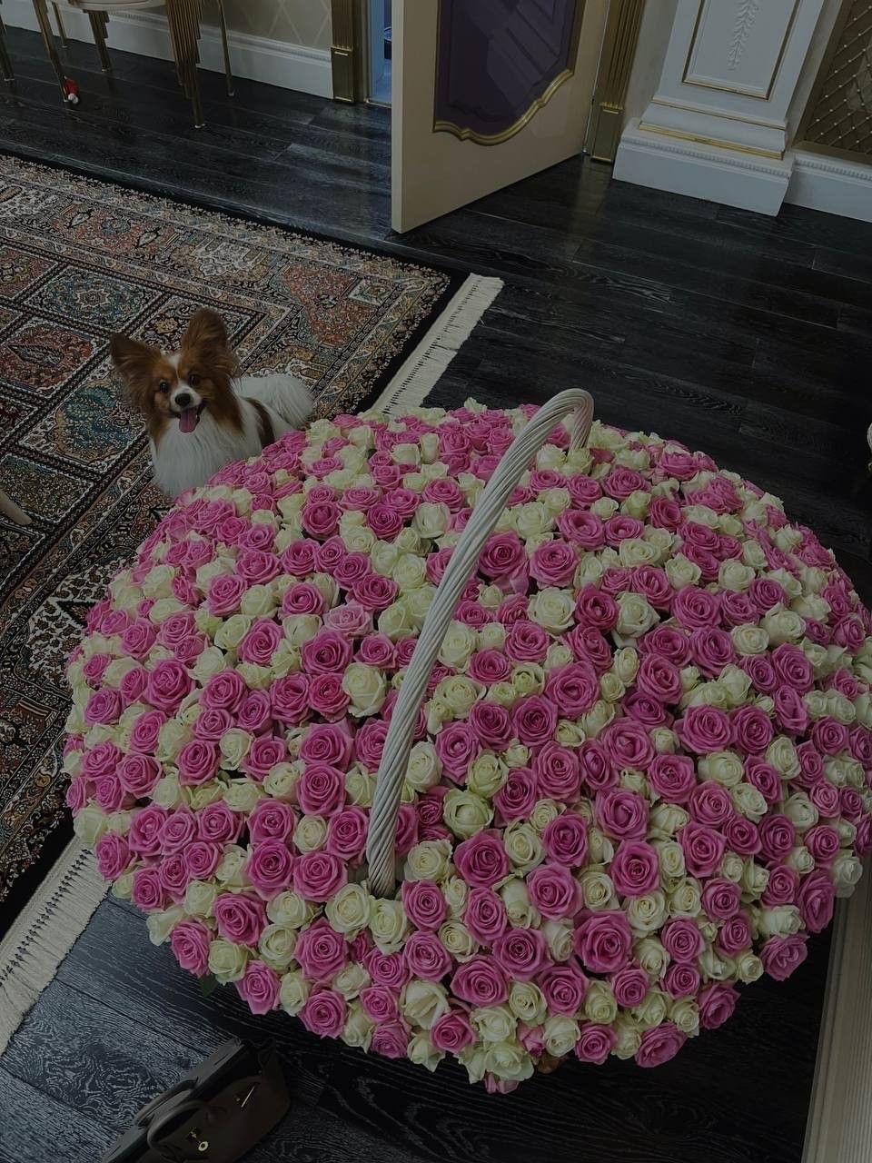 Большая корзинка с 301 розой №31