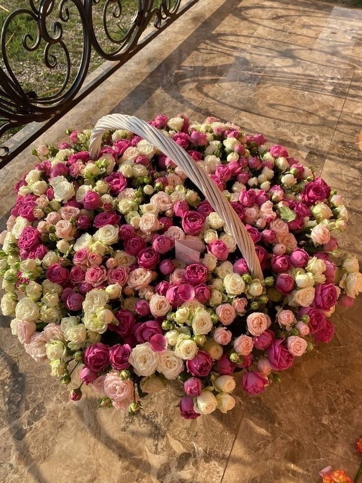 Большая корзинка с пионовидными розами №46