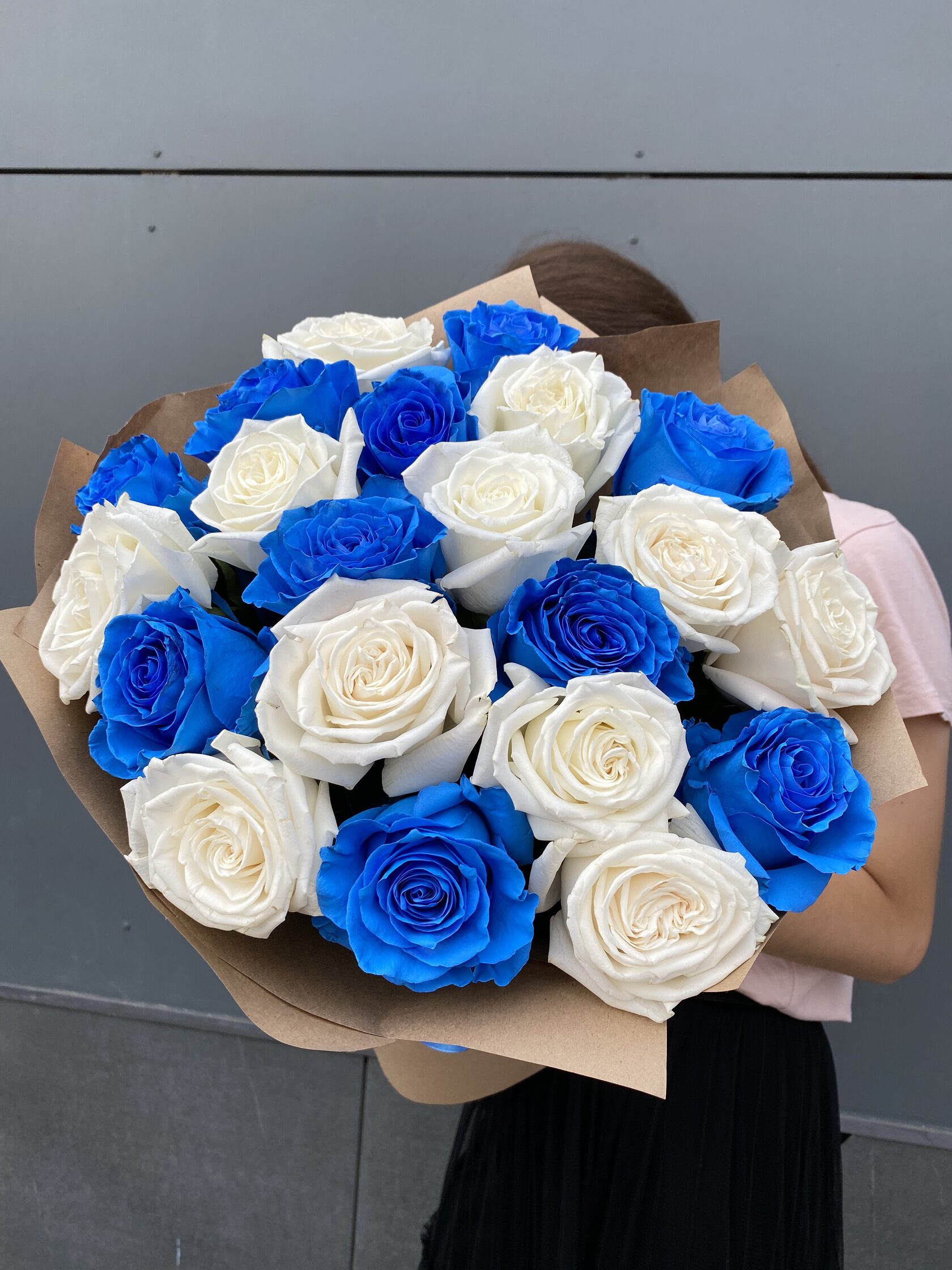 Букет 21 пломбирной белой розы и эксклюзивной синей №212