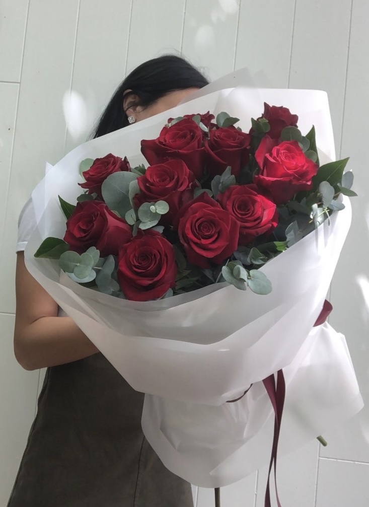 Букет из 11 красных роз с эвкалиптом №157