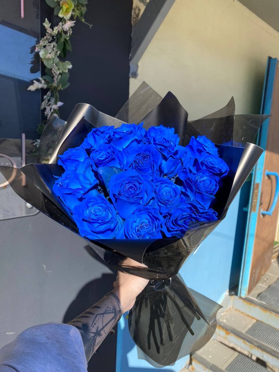 Букет из 17 эксклюзивных синих роз №73