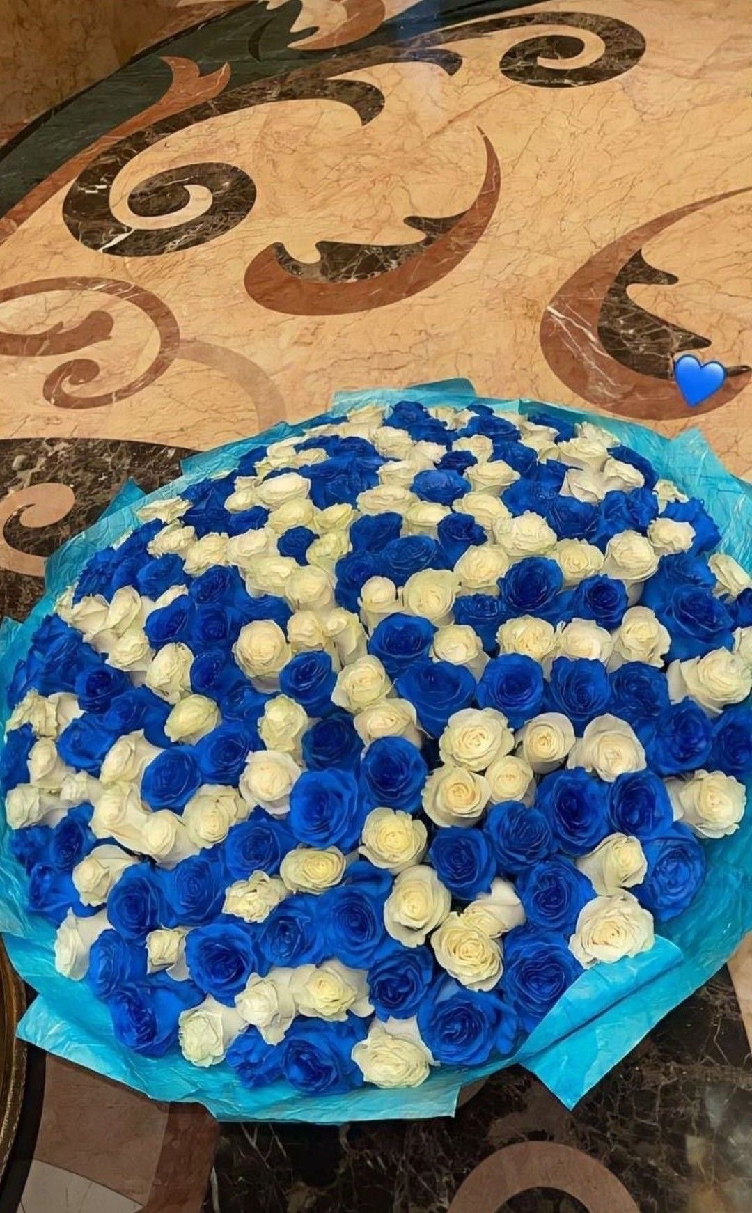 Букет из 201 синей и белой розы №189