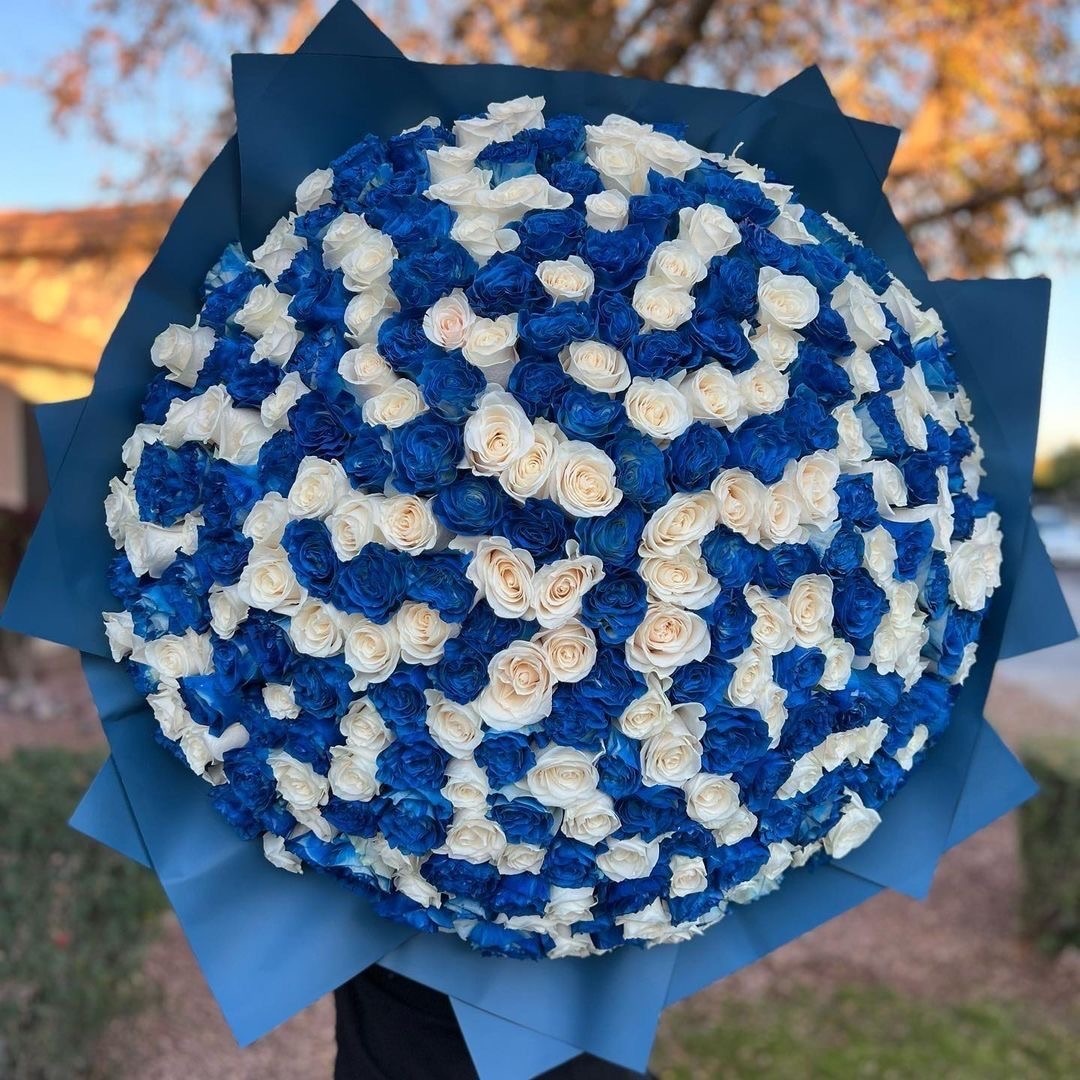 Букет из 201 синей и белой розы №190