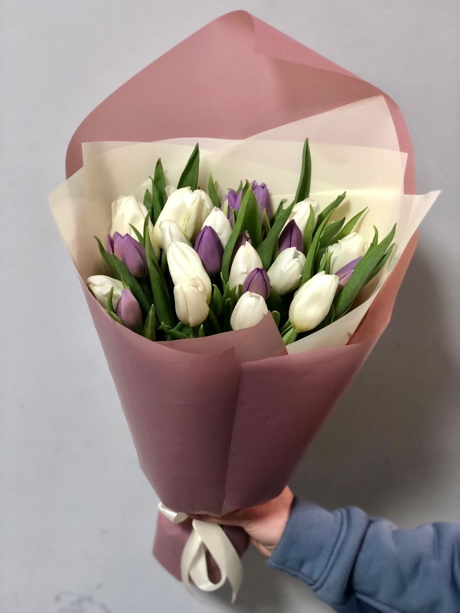 Букет из 21 белых и фиолетовых тюльпанов №11