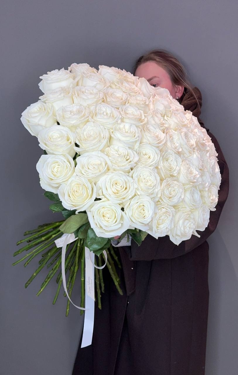 Букет из 51 белой розы под ленту