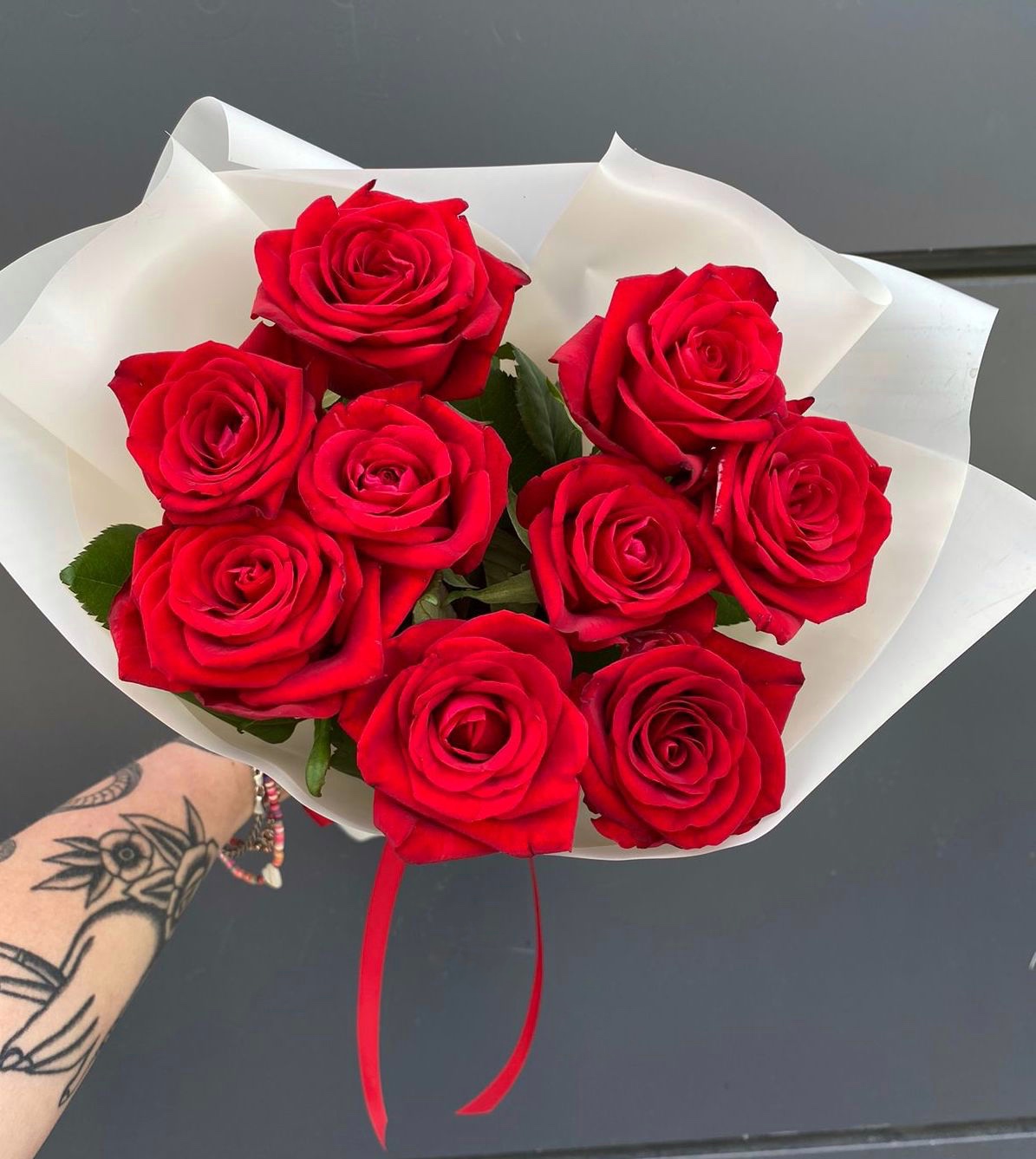Букет из 9 классических сочных красных роз №6