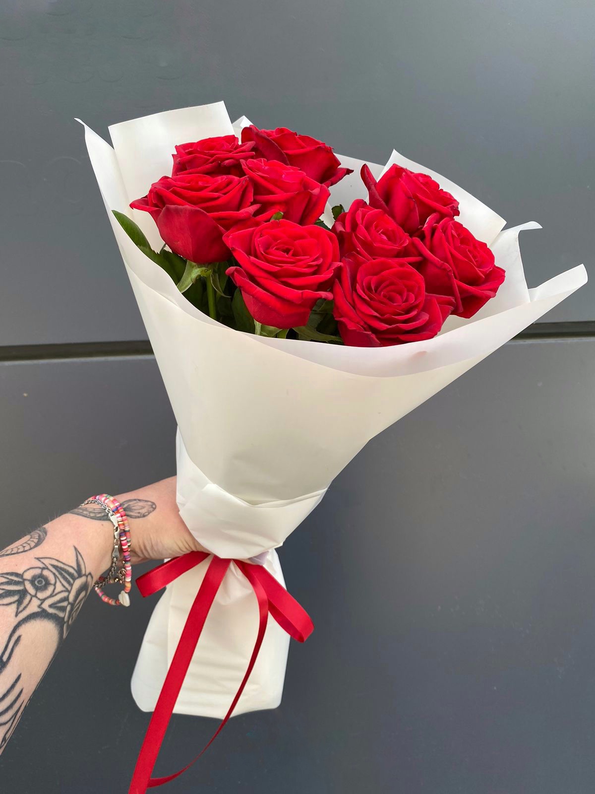 Букет из 9 классических сочных красных роз №6