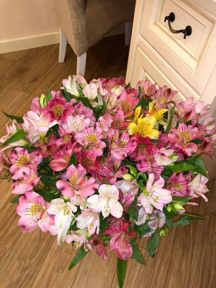 Букет из альстромерии в авторской упаковке №34