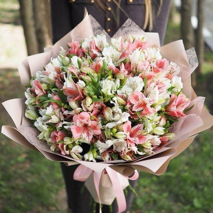 Букет из альстромерии в авторской упаковке №34