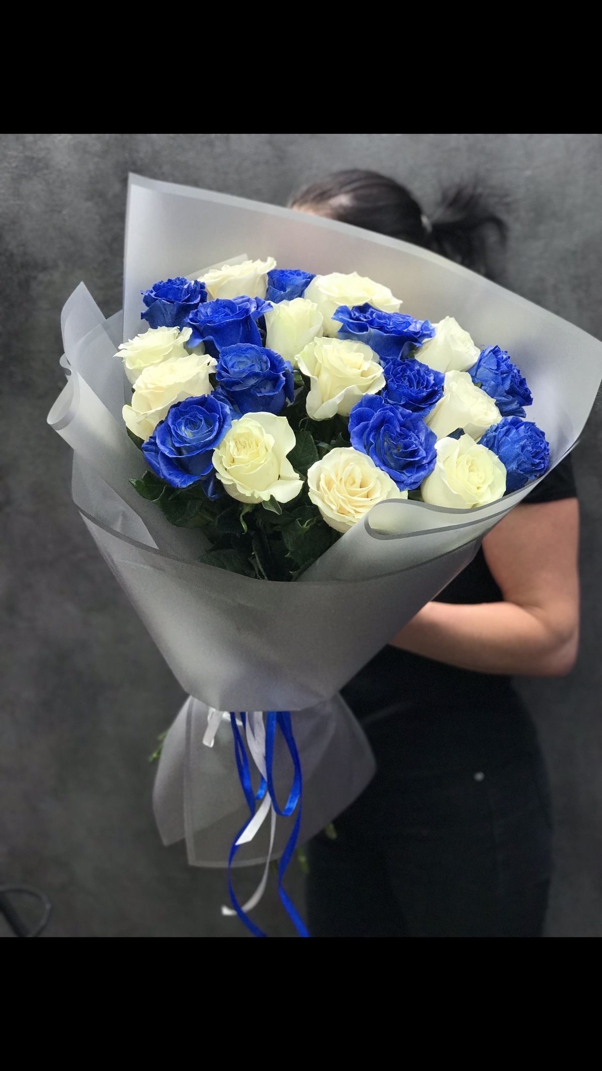 Букет из белых и синих роз №192