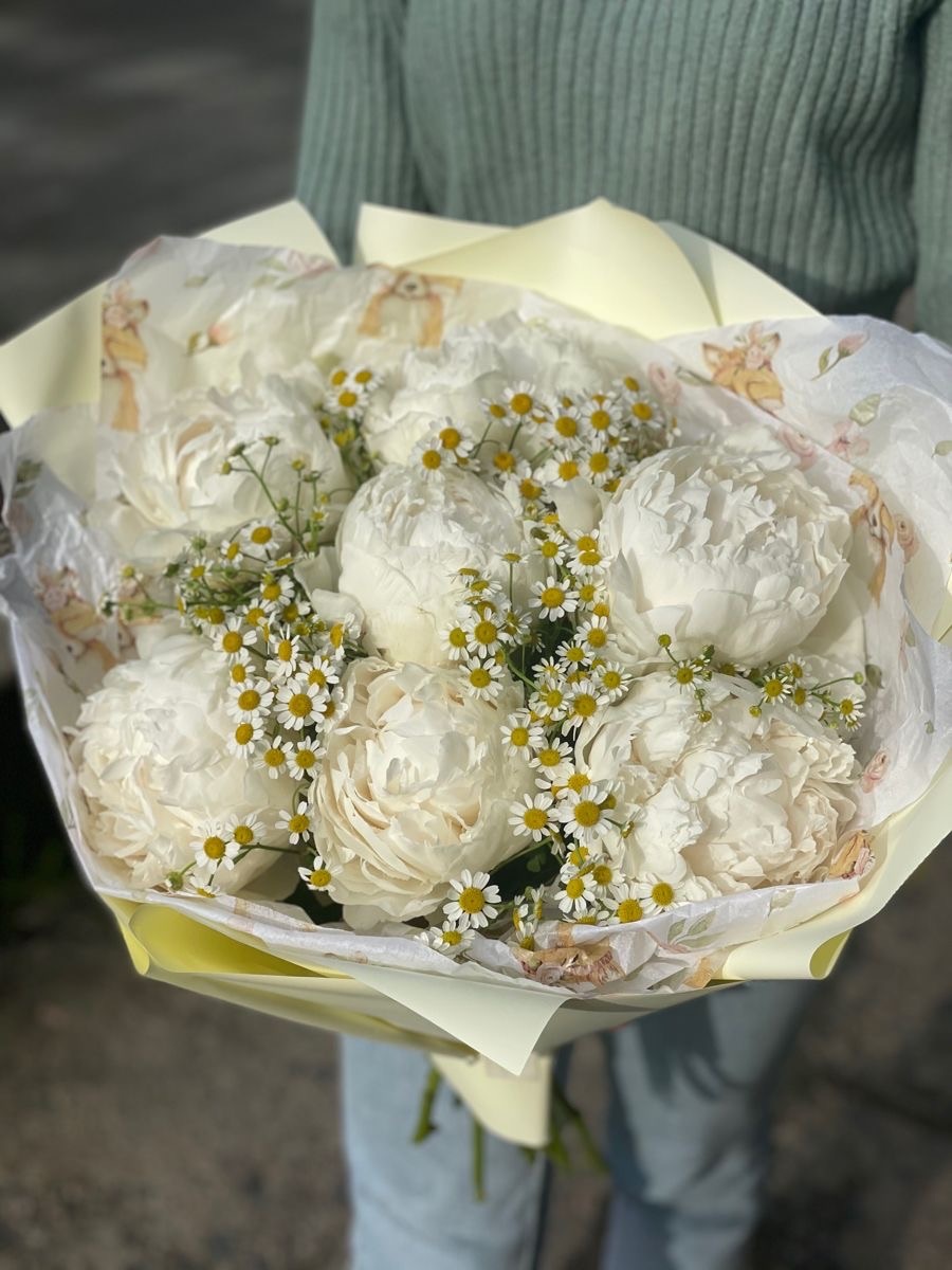 Букет из белых пионов и ромашек №228