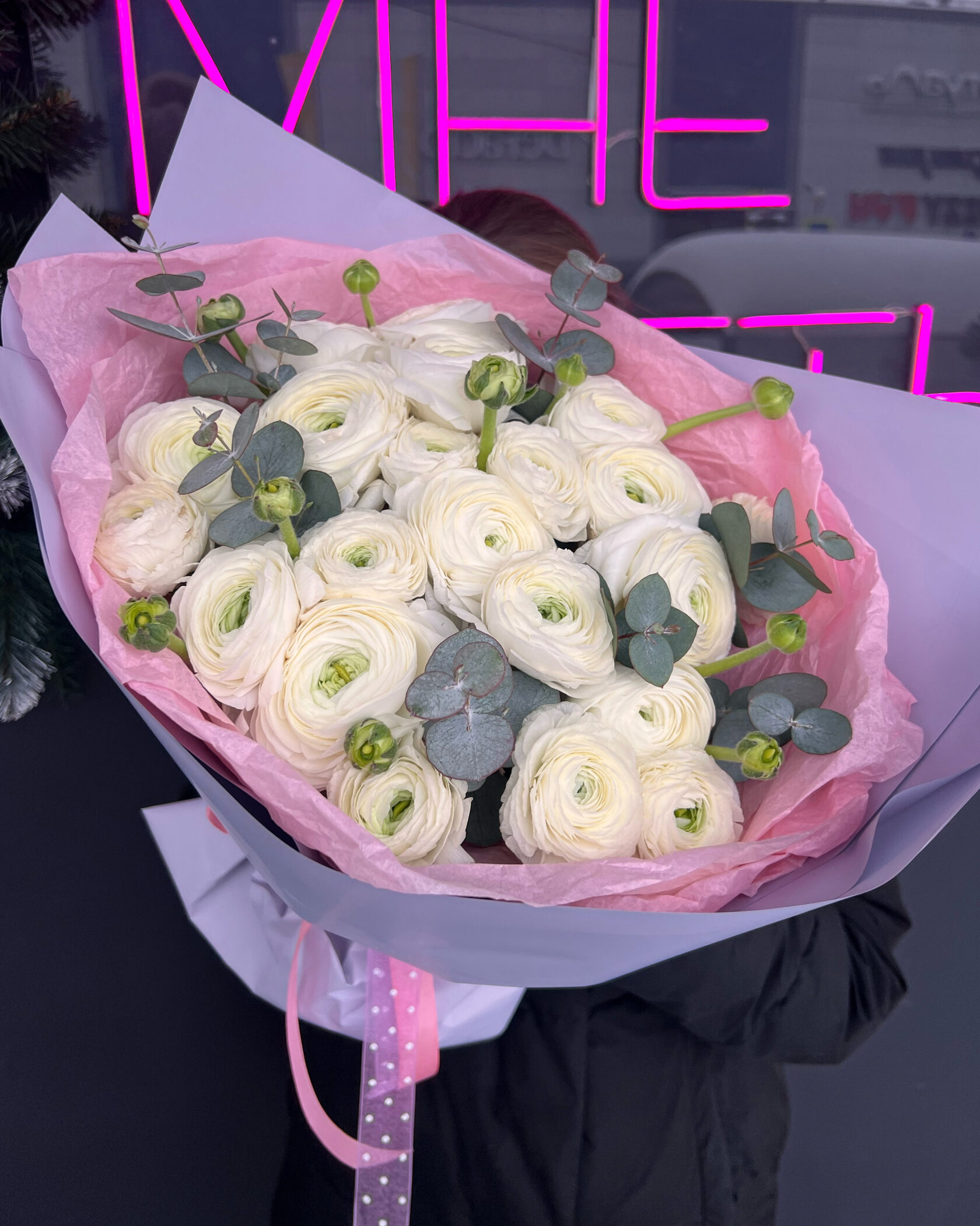 Букет из белых ранункулюсов и эвкалипта №139