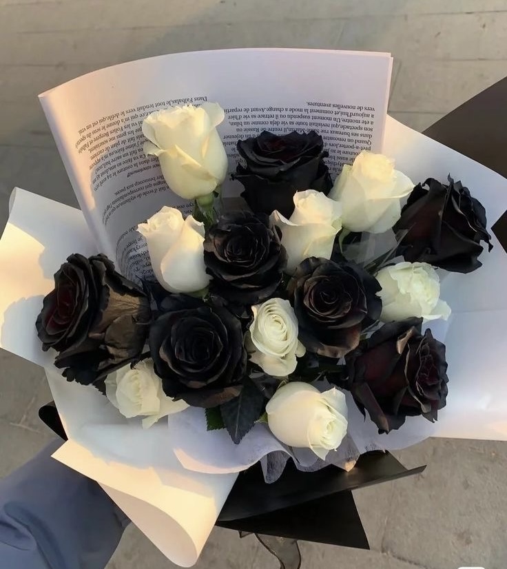 Букет из черных и белых роз №148