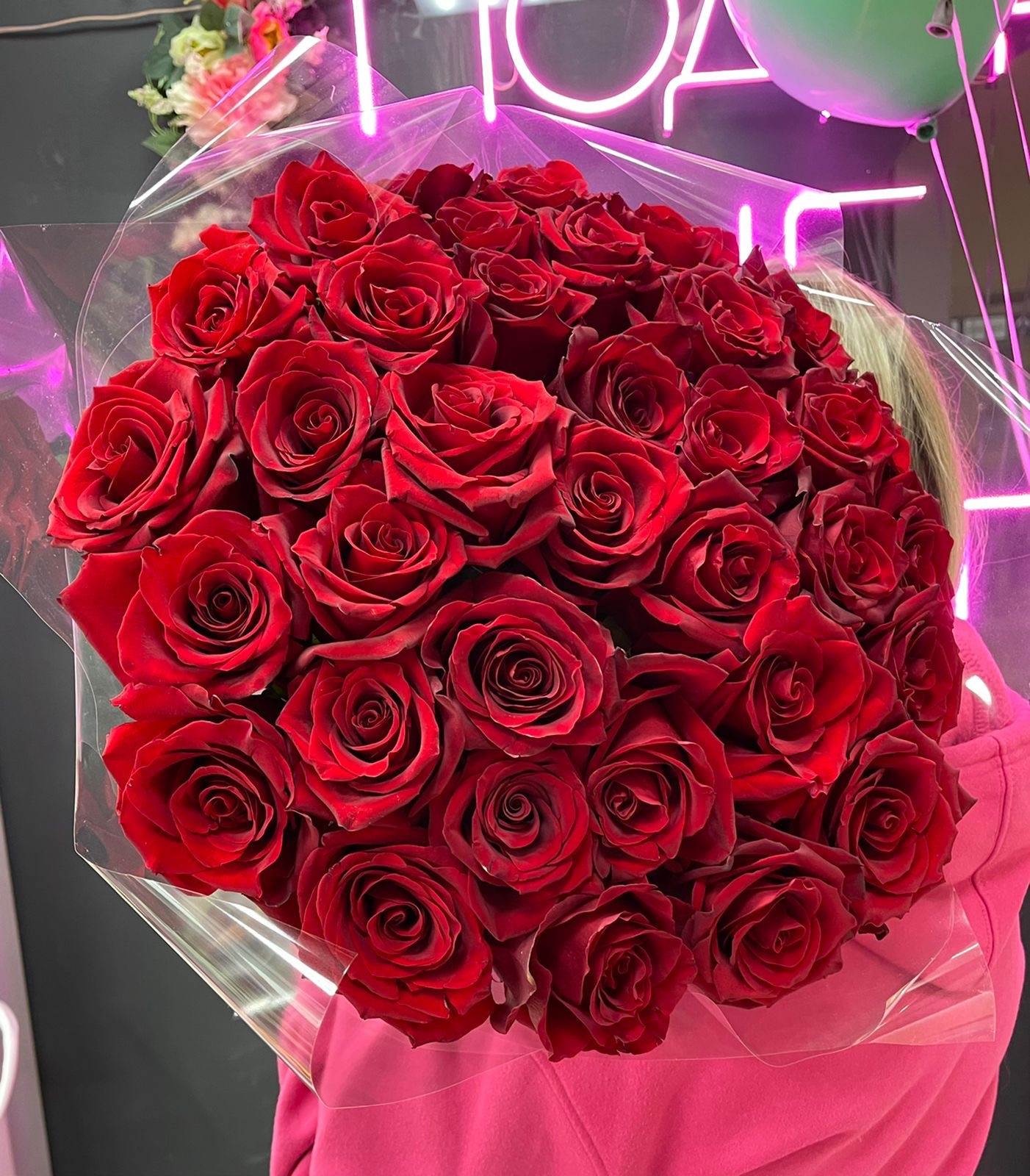 Букет из красных бархатных эквадорских роз №165