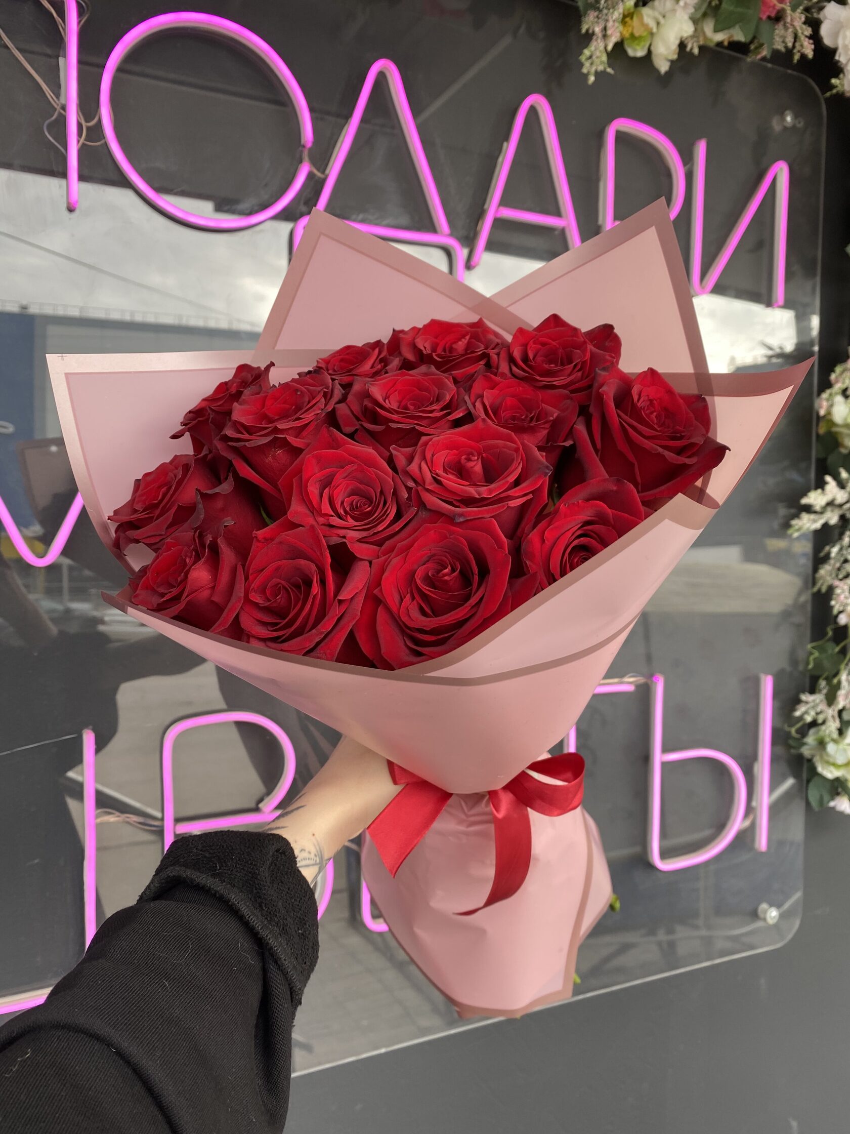 Букет из красных бархатных роз №70
