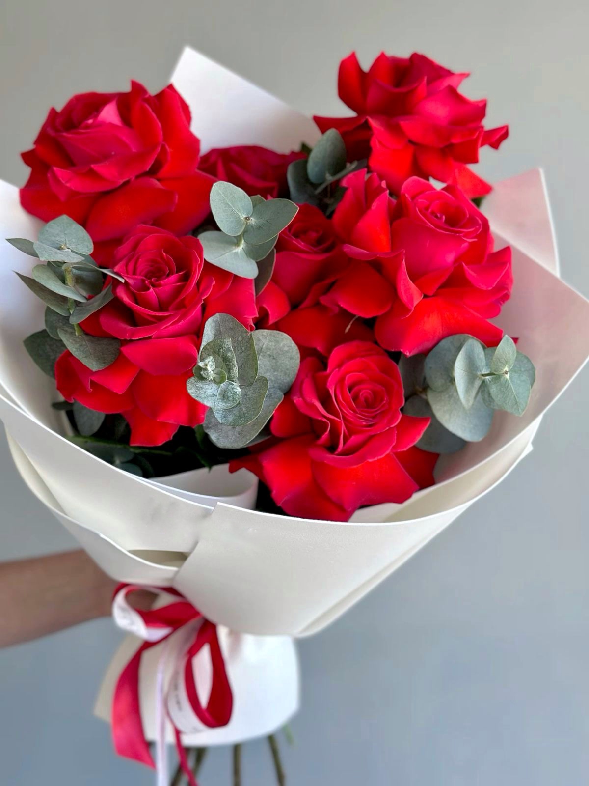 Букет из красных французских роз и эвкалипта №255