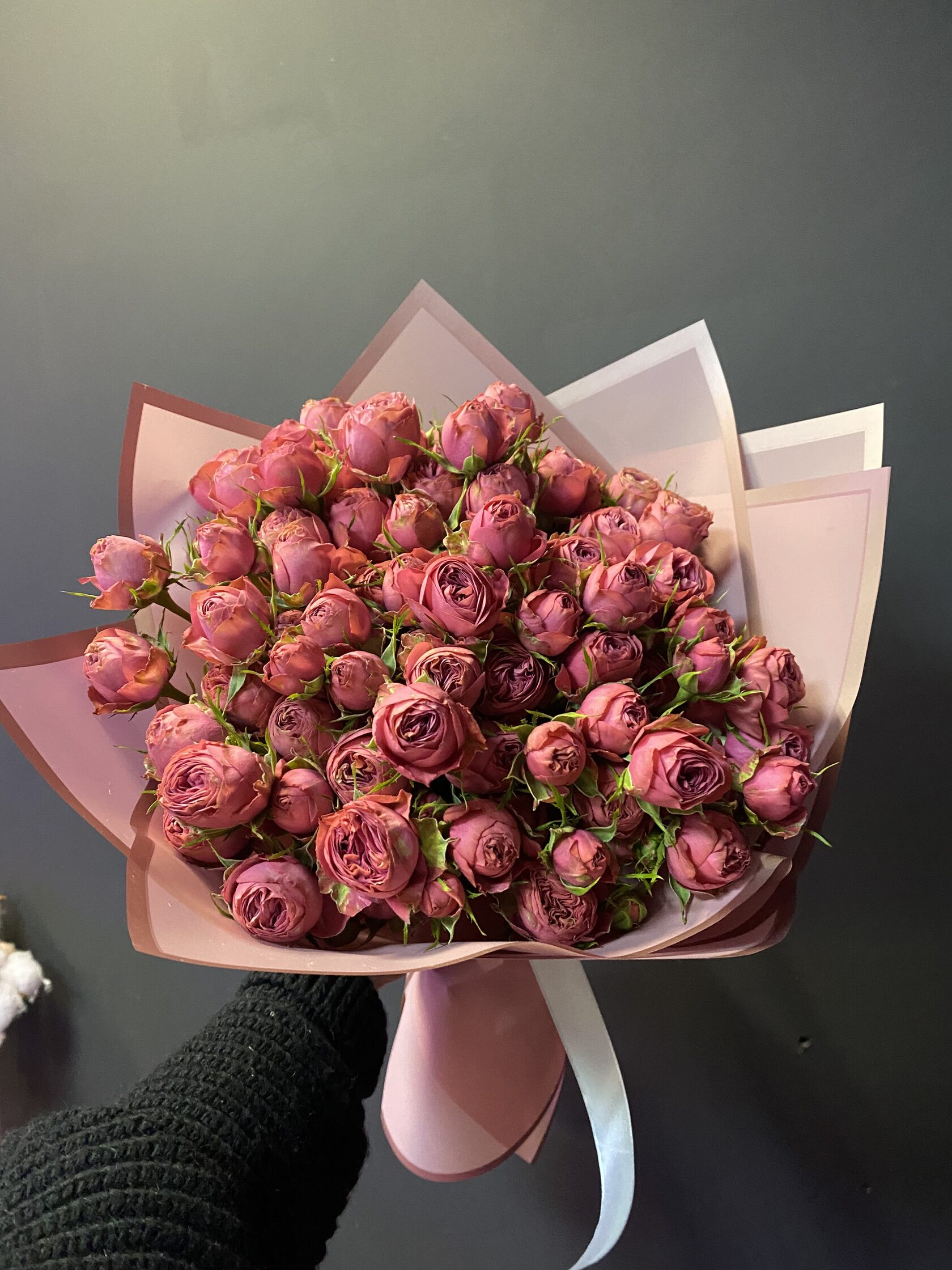 Букет из кустовых пионовидных роз №142